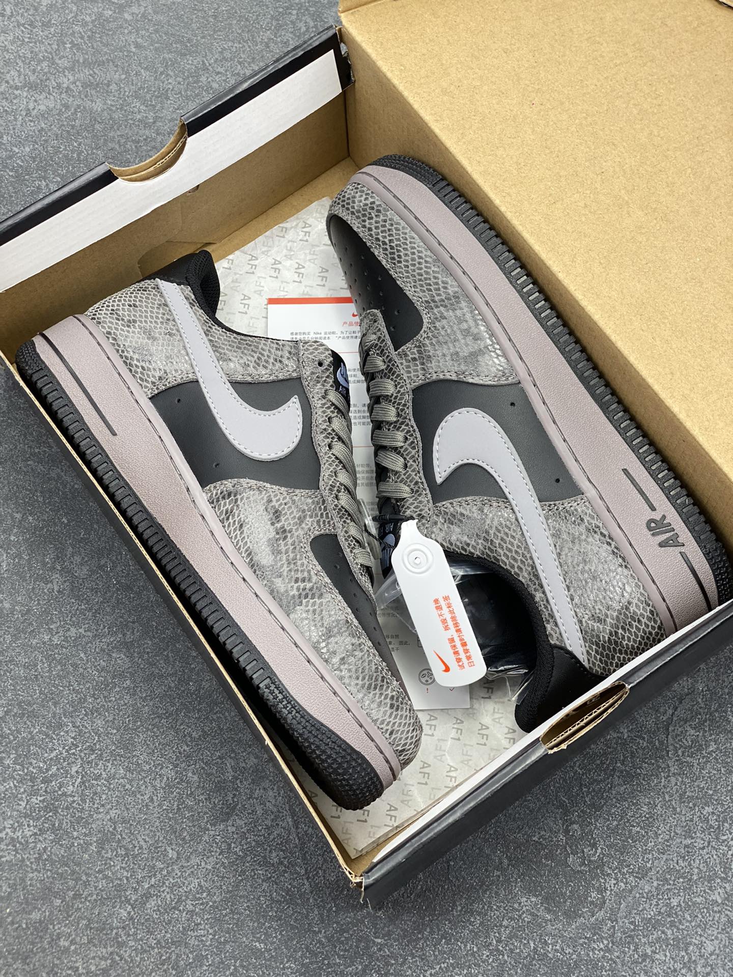 图片[9]-✨ No.1版本 纯原级别 Nike Air Force 1 Low ——“蛇年黑灰” 货号：HF2898-001 原厂冲刀皮料切割干净 无任何毛边 清洁度细节完美 做工细节全方位比对原鞋。 原楦原纸板 打造纯正空军 专注外贸渠道 全掌内置蜂窝气垫 原盒配件 原厂中底钢印、拉帮完美！ 全套原楦原模倾力打造完美版型！ 无解鞋型 原盒原配 超高清洁度 全鞋零毛边皮料切割！ 👍一码配一扣 👍品质问题一月换新 👍终身质保 我们承诺/保证：所有No.1版本AF1全是官方原鞋开发-全方位比对原鞋！ 👍复刻官方原厂模具-倾力打造完美版型！！ 👍全掌内置蜂窝气垫-材质用料绝不偷工减料！ 👍全配色更换新一代最新版-鱼鳞纹大底！＋可荧光邦迪车缝线！ 尺码：36 36.5 37.5 38 38.5 39 40 40.5 41 42 42.5 43 44 44.5 45-选品中心