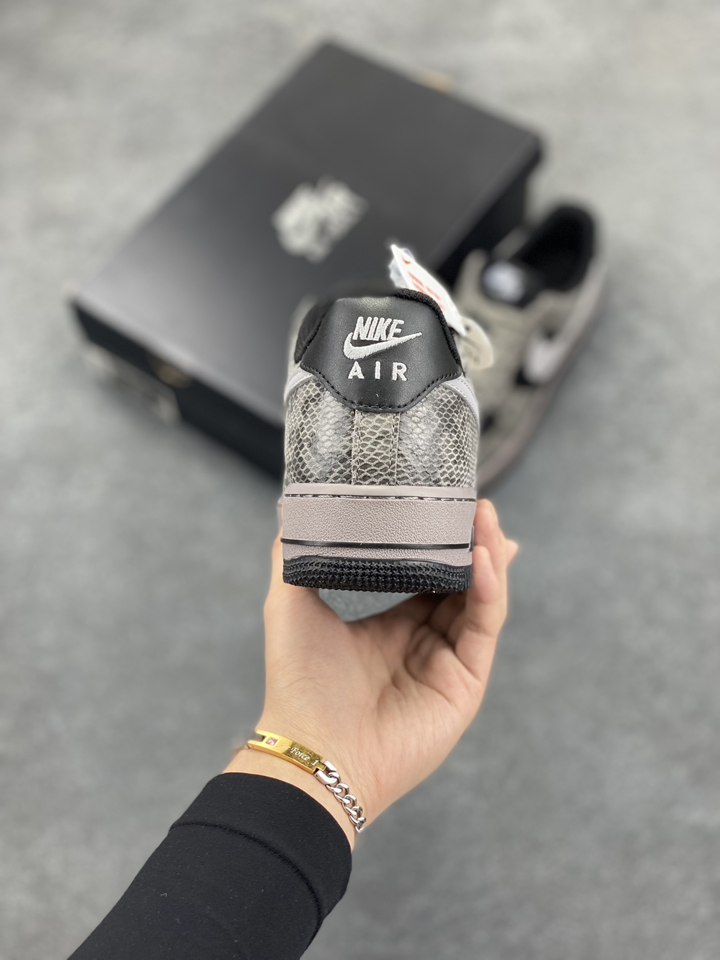 图片[4]-✨ No.1版本 纯原级别 Nike Air Force 1 Low ——“蛇年黑灰” 货号：HF2898-001 原厂冲刀皮料切割干净 无任何毛边 清洁度细节完美 做工细节全方位比对原鞋。 原楦原纸板 打造纯正空军 专注外贸渠道 全掌内置蜂窝气垫 原盒配件 原厂中底钢印、拉帮完美！ 全套原楦原模倾力打造完美版型！ 无解鞋型 原盒原配 超高清洁度 全鞋零毛边皮料切割！ 👍一码配一扣 👍品质问题一月换新 👍终身质保 我们承诺/保证：所有No.1版本AF1全是官方原鞋开发-全方位比对原鞋！ 👍复刻官方原厂模具-倾力打造完美版型！！ 👍全掌内置蜂窝气垫-材质用料绝不偷工减料！ 👍全配色更换新一代最新版-鱼鳞纹大底！＋可荧光邦迪车缝线！ 尺码：36 36.5 37.5 38 38.5 39 40 40.5 41 42 42.5 43 44 44.5 45-选品中心