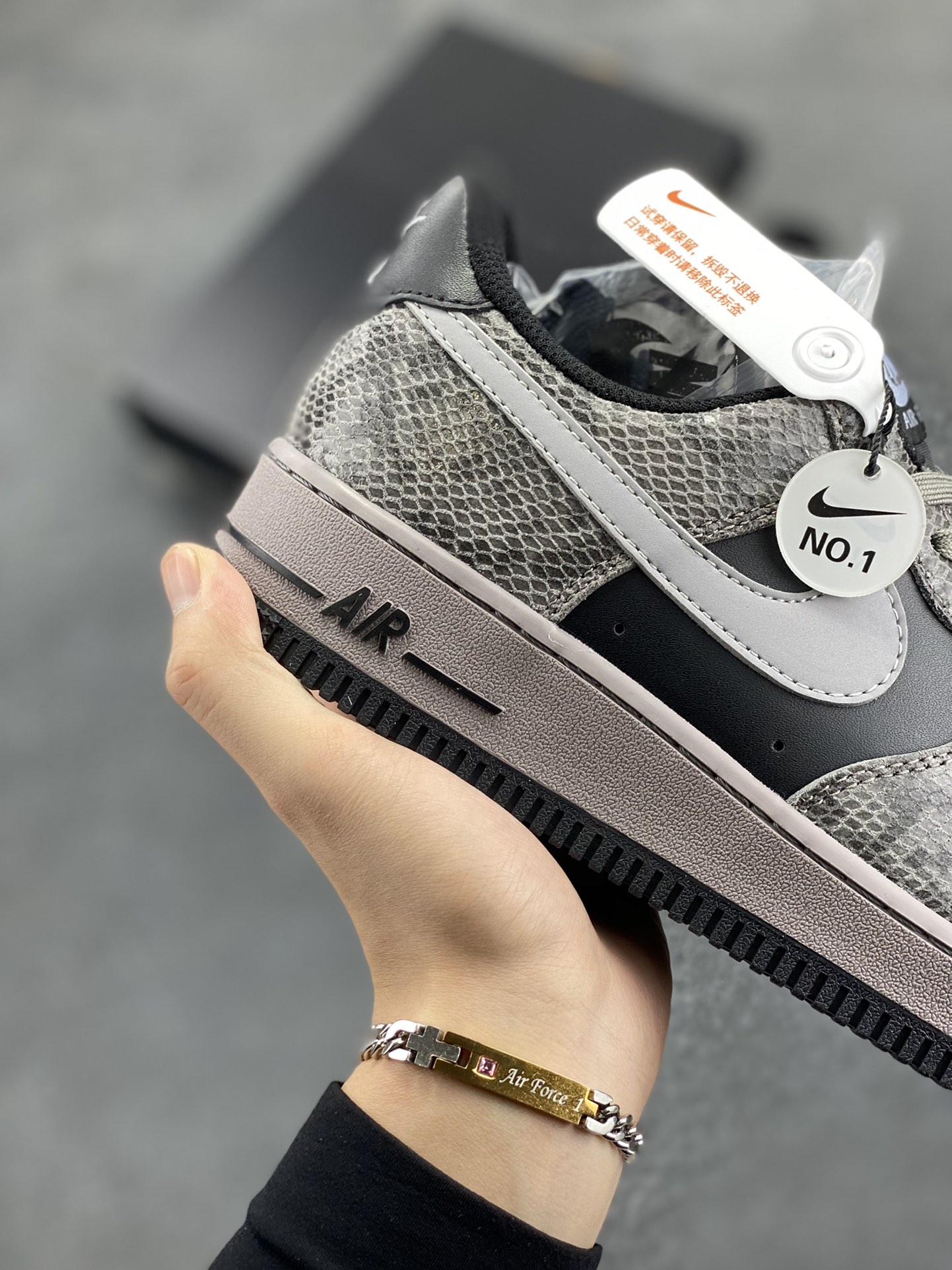 图片[6]-✨ No.1版本 纯原级别 Nike Air Force 1 Low ——“蛇年黑灰” 货号：HF2898-001 原厂冲刀皮料切割干净 无任何毛边 清洁度细节完美 做工细节全方位比对原鞋。 原楦原纸板 打造纯正空军 专注外贸渠道 全掌内置蜂窝气垫 原盒配件 原厂中底钢印、拉帮完美！ 全套原楦原模倾力打造完美版型！ 无解鞋型 原盒原配 超高清洁度 全鞋零毛边皮料切割！ 👍一码配一扣 👍品质问题一月换新 👍终身质保 我们承诺/保证：所有No.1版本AF1全是官方原鞋开发-全方位比对原鞋！ 👍复刻官方原厂模具-倾力打造完美版型！！ 👍全掌内置蜂窝气垫-材质用料绝不偷工减料！ 👍全配色更换新一代最新版-鱼鳞纹大底！＋可荧光邦迪车缝线！ 尺码：36 36.5 37.5 38 38.5 39 40 40.5 41 42 42.5 43 44 44.5 45-选品中心