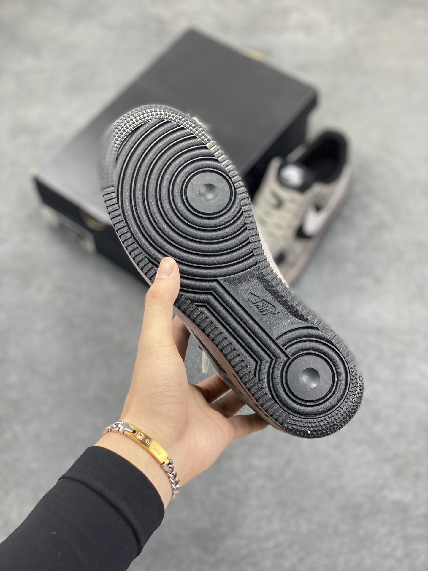 图片[5]-✨ No.1版本 纯原级别 Nike Air Force 1 Low ——“蛇年黑灰” 货号：HF2898-001 原厂冲刀皮料切割干净 无任何毛边 清洁度细节完美 做工细节全方位比对原鞋。 原楦原纸板 打造纯正空军 专注外贸渠道 全掌内置蜂窝气垫 原盒配件 原厂中底钢印、拉帮完美！ 全套原楦原模倾力打造完美版型！ 无解鞋型 原盒原配 超高清洁度 全鞋零毛边皮料切割！ 👍一码配一扣 👍品质问题一月换新 👍终身质保 我们承诺/保证：所有No.1版本AF1全是官方原鞋开发-全方位比对原鞋！ 👍复刻官方原厂模具-倾力打造完美版型！！ 👍全掌内置蜂窝气垫-材质用料绝不偷工减料！ 👍全配色更换新一代最新版-鱼鳞纹大底！＋可荧光邦迪车缝线！ 尺码：36 36.5 37.5 38 38.5 39 40 40.5 41 42 42.5 43 44 44.5 45-选品中心