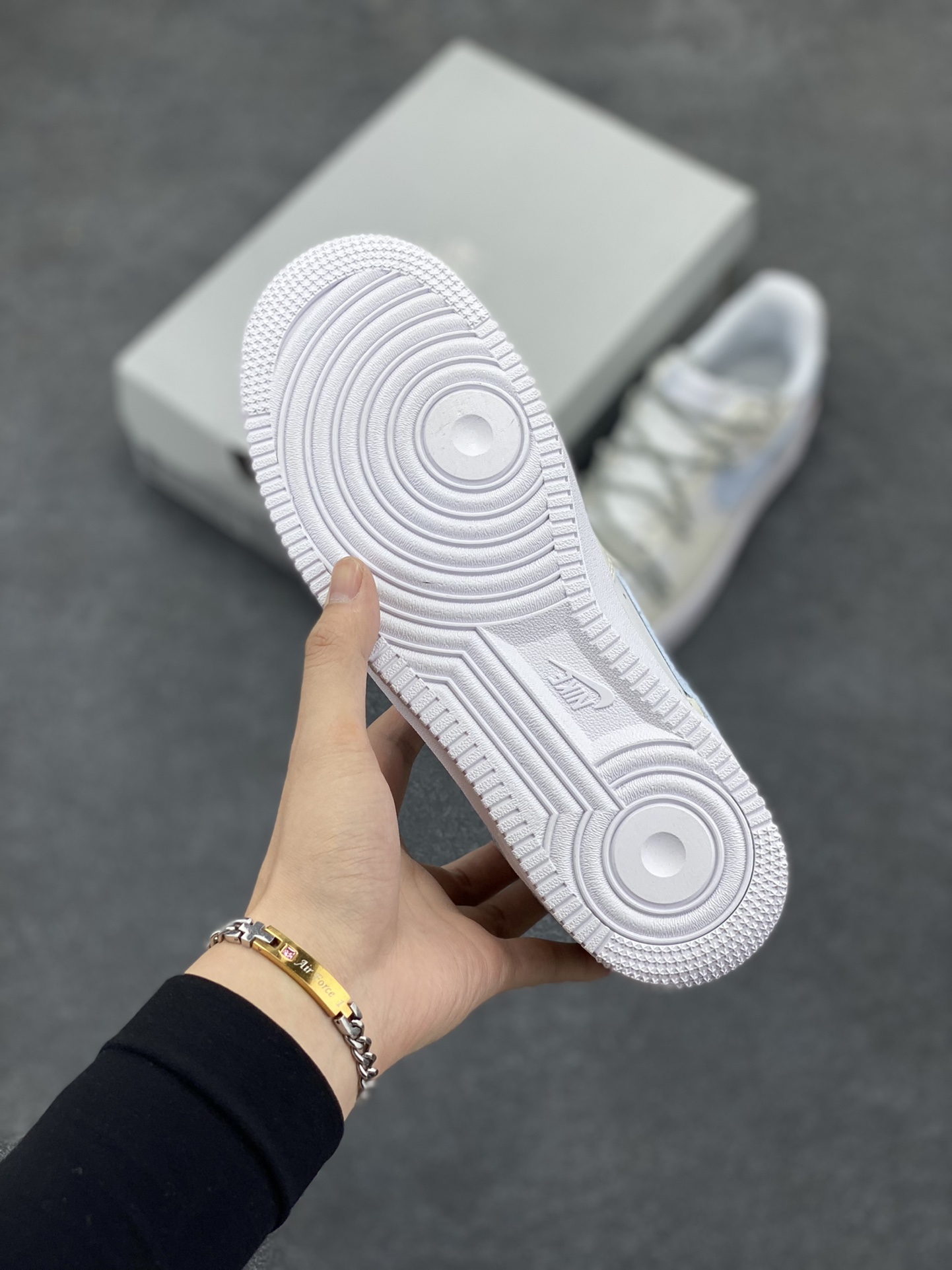 图片[5]-Nike Air Force 1 圣诞老人 潮流 米白 空军一号低帮运动休闲板鞋 原装级别 原楦头原纸板 打造纯正空军版型#专注外贸渠道 全掌内置蜂窝气垫 #原盒配件 原厂中底钢印、拉帮完美 货号：SD2412-025 尺码：36 36.5 37.5 38 38.5 39 40 40.5 41 42 42.5 43 44 44.5 45-选品中心