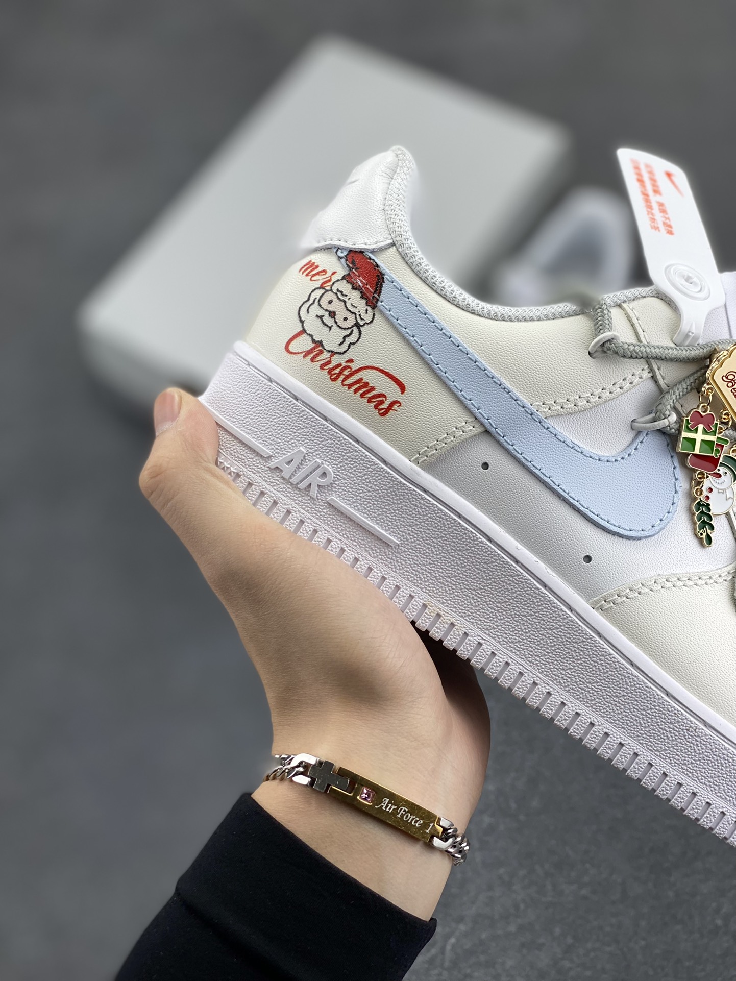 图片[6]-Nike Air Force 1 圣诞老人 潮流 米白 空军一号低帮运动休闲板鞋 原装级别 原楦头原纸板 打造纯正空军版型#专注外贸渠道 全掌内置蜂窝气垫 #原盒配件 原厂中底钢印、拉帮完美 货号：SD2412-025 尺码：36 36.5 37.5 38 38.5 39 40 40.5 41 42 42.5 43 44 44.5 45-选品中心
