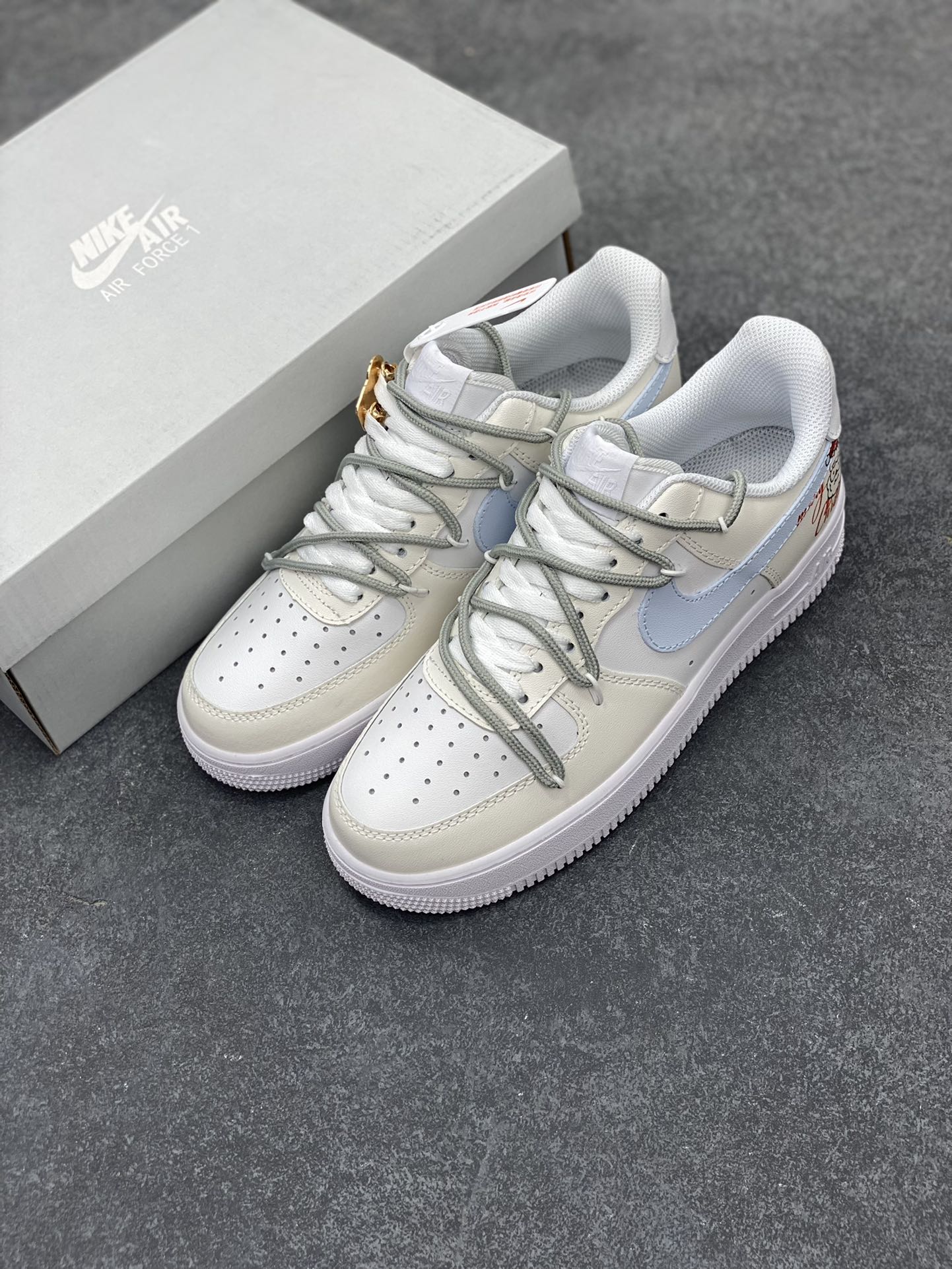 图片[8]-Nike Air Force 1 圣诞老人 潮流 米白 空军一号低帮运动休闲板鞋 原装级别 原楦头原纸板 打造纯正空军版型#专注外贸渠道 全掌内置蜂窝气垫 #原盒配件 原厂中底钢印、拉帮完美 货号：SD2412-025 尺码：36 36.5 37.5 38 38.5 39 40 40.5 41 42 42.5 43 44 44.5 45-选品中心