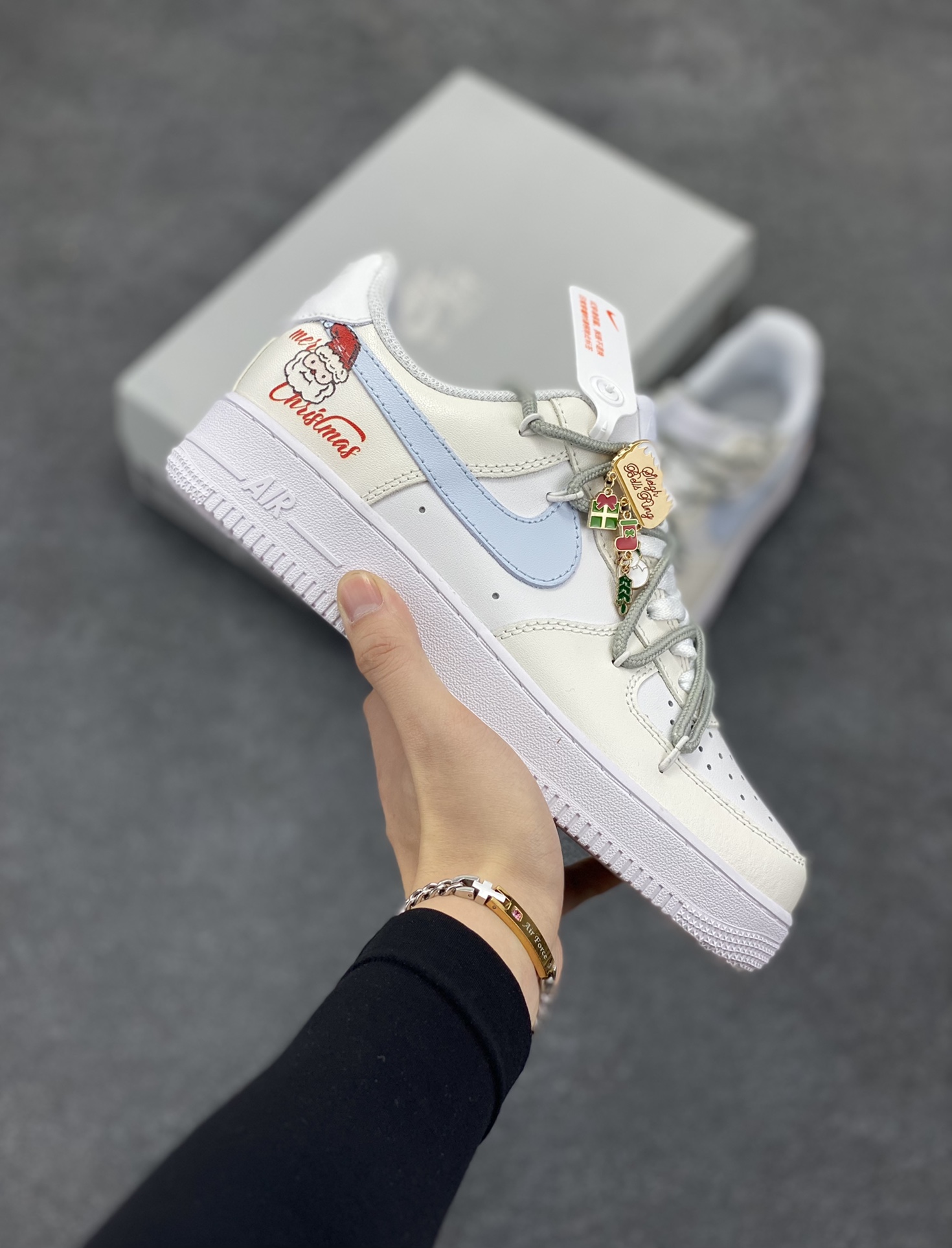 Nike Air Force 1 圣诞老人 潮流 米白 空军一号低帮运动休闲板鞋 原装级别 原楦头原纸板 打造纯正空军版型#专注外贸渠道 全掌内置蜂窝气垫 #原盒配件 原厂中底钢印、拉帮完美 货号:SD2412-025 尺码:36 36.5 37.5 38 38.5 39 40 40.5 41 42 42.5 43 44 44.5 45-选品中心