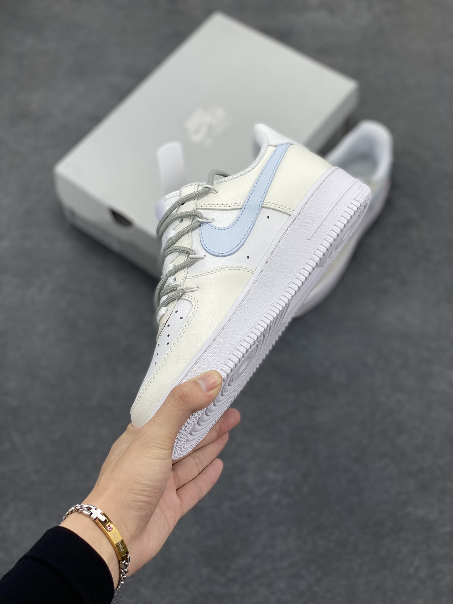 图片[3]-Nike Air Force 1 圣诞老人 潮流 米白 空军一号低帮运动休闲板鞋 原装级别 原楦头原纸板 打造纯正空军版型#专注外贸渠道 全掌内置蜂窝气垫 #原盒配件 原厂中底钢印、拉帮完美 货号：SD2412-025 尺码：36 36.5 37.5 38 38.5 39 40 40.5 41 42 42.5 43 44 44.5 45-选品中心