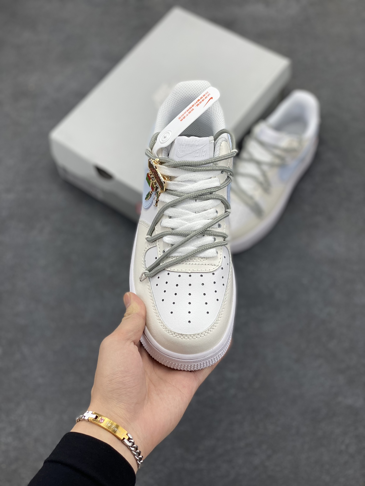 图片[2]-Nike Air Force 1 圣诞老人 潮流 米白 空军一号低帮运动休闲板鞋 原装级别 原楦头原纸板 打造纯正空军版型#专注外贸渠道 全掌内置蜂窝气垫 #原盒配件 原厂中底钢印、拉帮完美 货号：SD2412-025 尺码：36 36.5 37.5 38 38.5 39 40 40.5 41 42 42.5 43 44 44.5 45-选品中心