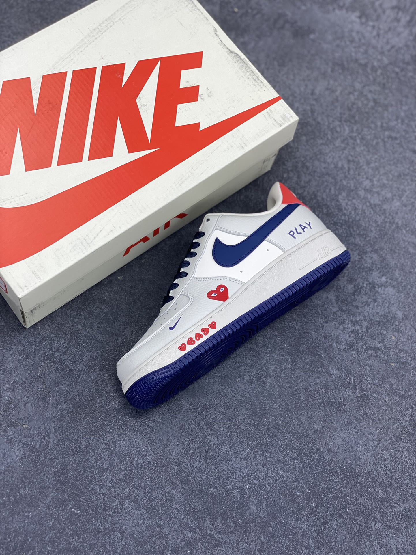 图片[7]-Nike Air Force 1 ’07 Low 空军一号低帮百搭休闲运动板鞋。柔软、弹性十足的缓震性能和出色的中底设计，横跨复古与现代的外型结合，造就出风靡全球三十多年的Force 1，直到今天还深受青睐 货号：KK1988-001 尺码：36 37.5 38 39 40 41 42 43 44 45-选品中心
