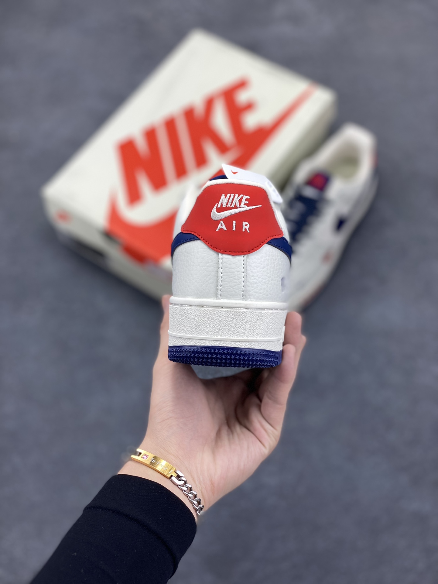 图片[4]-Nike Air Force 1 ’07 Low 空军一号低帮百搭休闲运动板鞋。柔软、弹性十足的缓震性能和出色的中底设计，横跨复古与现代的外型结合，造就出风靡全球三十多年的Force 1，直到今天还深受青睐 货号：KK1988-001 尺码：36 37.5 38 39 40 41 42 43 44 45-选品中心