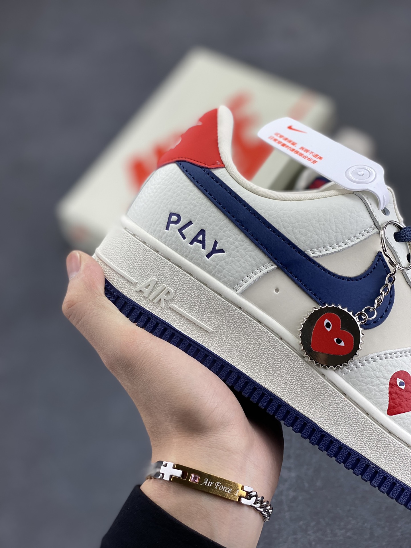 图片[6]-Nike Air Force 1 ’07 Low 空军一号低帮百搭休闲运动板鞋。柔软、弹性十足的缓震性能和出色的中底设计，横跨复古与现代的外型结合，造就出风靡全球三十多年的Force 1，直到今天还深受青睐 货号：KK1988-001 尺码：36 37.5 38 39 40 41 42 43 44 45-选品中心