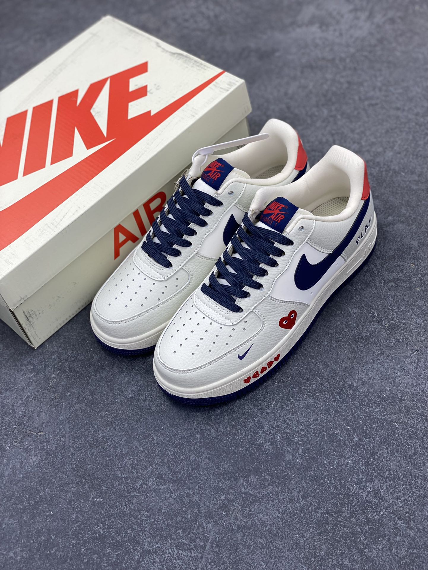 图片[8]-Nike Air Force 1 ’07 Low 空军一号低帮百搭休闲运动板鞋。柔软、弹性十足的缓震性能和出色的中底设计，横跨复古与现代的外型结合，造就出风靡全球三十多年的Force 1，直到今天还深受青睐 货号：KK1988-001 尺码：36 37.5 38 39 40 41 42 43 44 45-选品中心