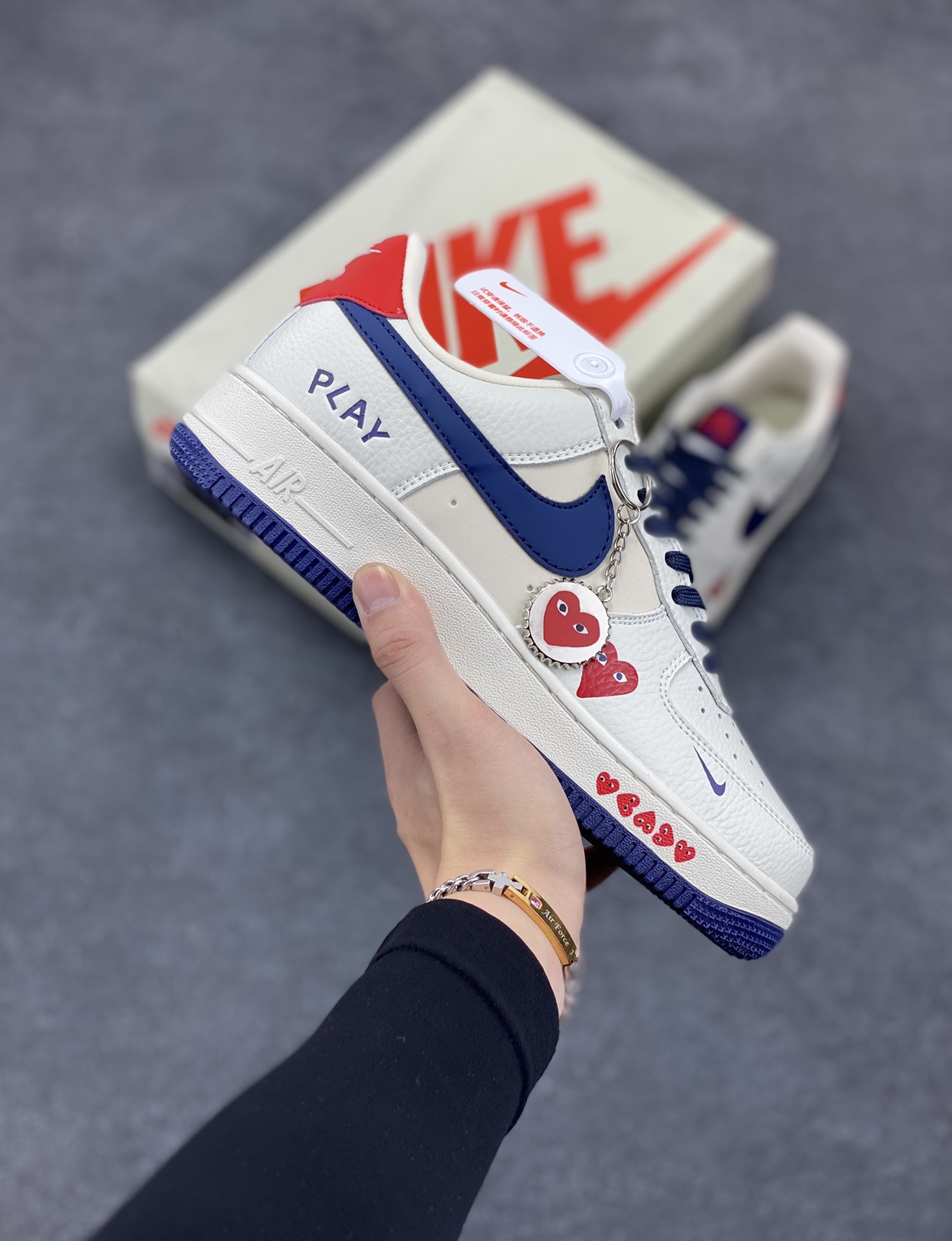 Nike Air Force 1 ’07 Low 空军一号低帮百搭休闲运动板鞋。柔软、弹性十足的缓震性能和出色的中底设计,横跨复古与现代的外型结合,造就出风靡全球三十多年的Force 1,直到今天还深受青睐 货号:KK1988-001 尺码:36 37.5 38 39 40 41 42 43 44 45-选品中心