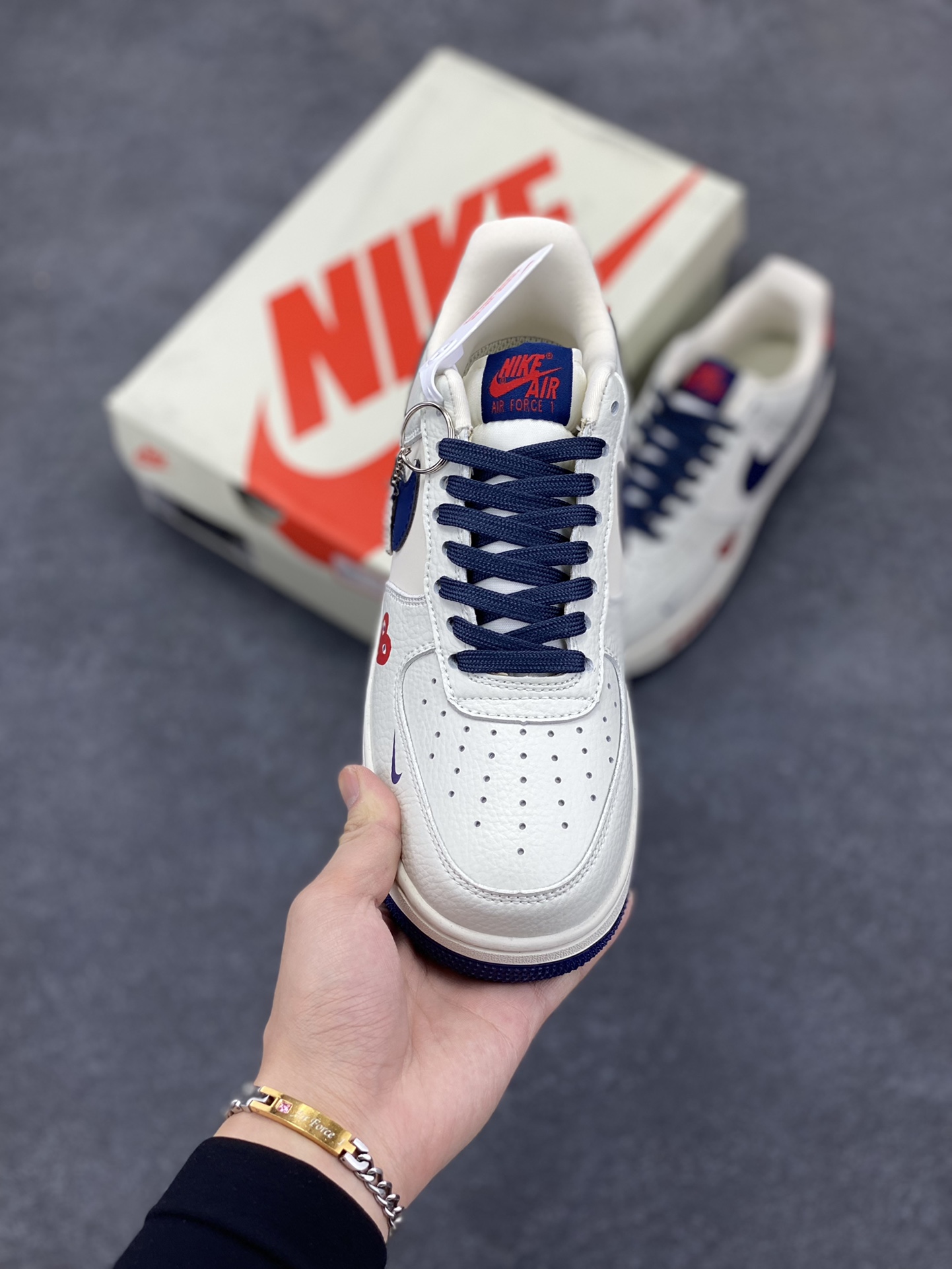 图片[2]-Nike Air Force 1 ’07 Low 空军一号低帮百搭休闲运动板鞋。柔软、弹性十足的缓震性能和出色的中底设计，横跨复古与现代的外型结合，造就出风靡全球三十多年的Force 1，直到今天还深受青睐 货号：KK1988-001 尺码：36 37.5 38 39 40 41 42 43 44 45-选品中心