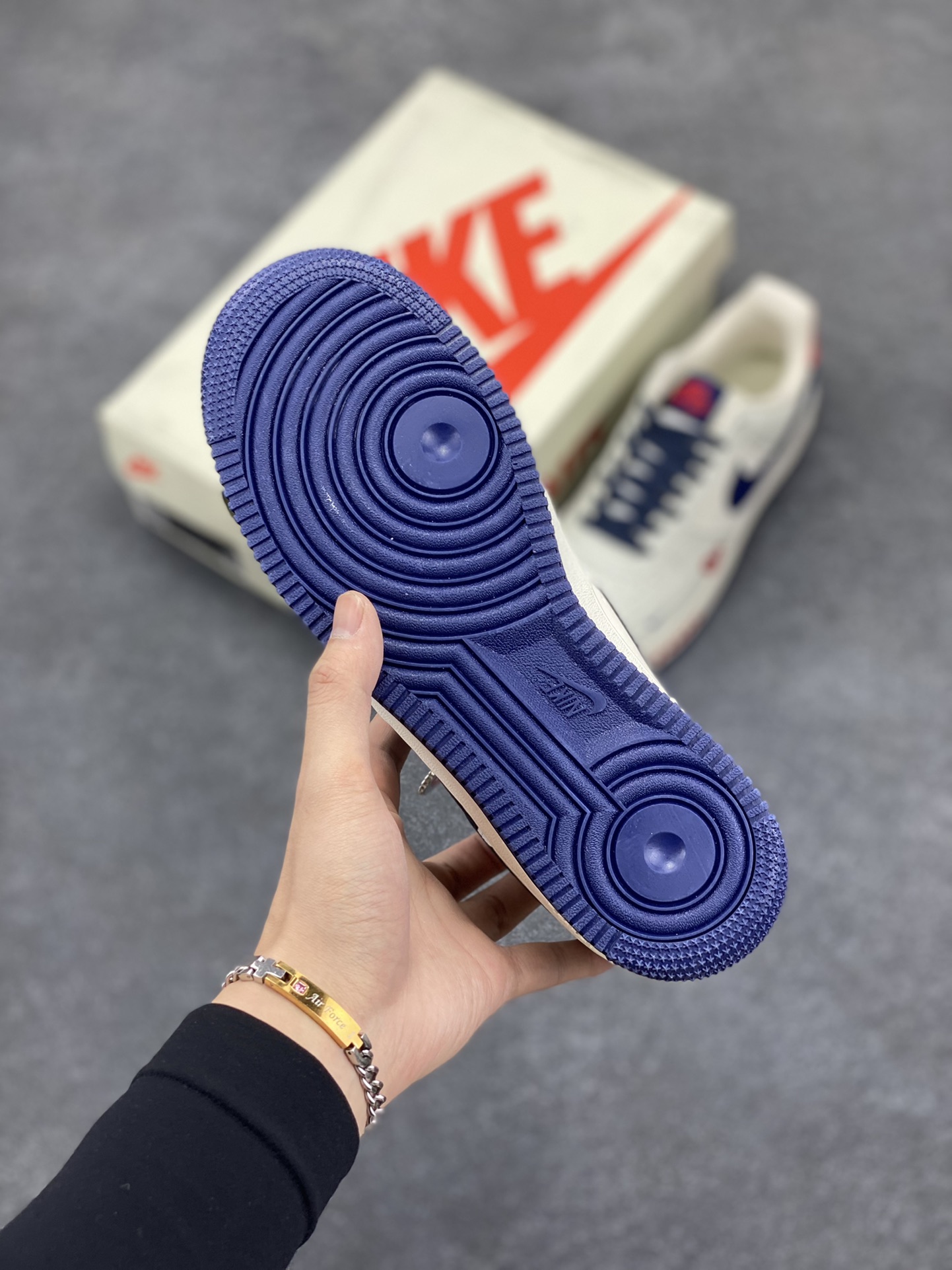 图片[5]-Nike Air Force 1 ’07 Low 空军一号低帮百搭休闲运动板鞋。柔软、弹性十足的缓震性能和出色的中底设计，横跨复古与现代的外型结合，造就出风靡全球三十多年的Force 1，直到今天还深受青睐 货号：KK1988-001 尺码：36 37.5 38 39 40 41 42 43 44 45-选品中心