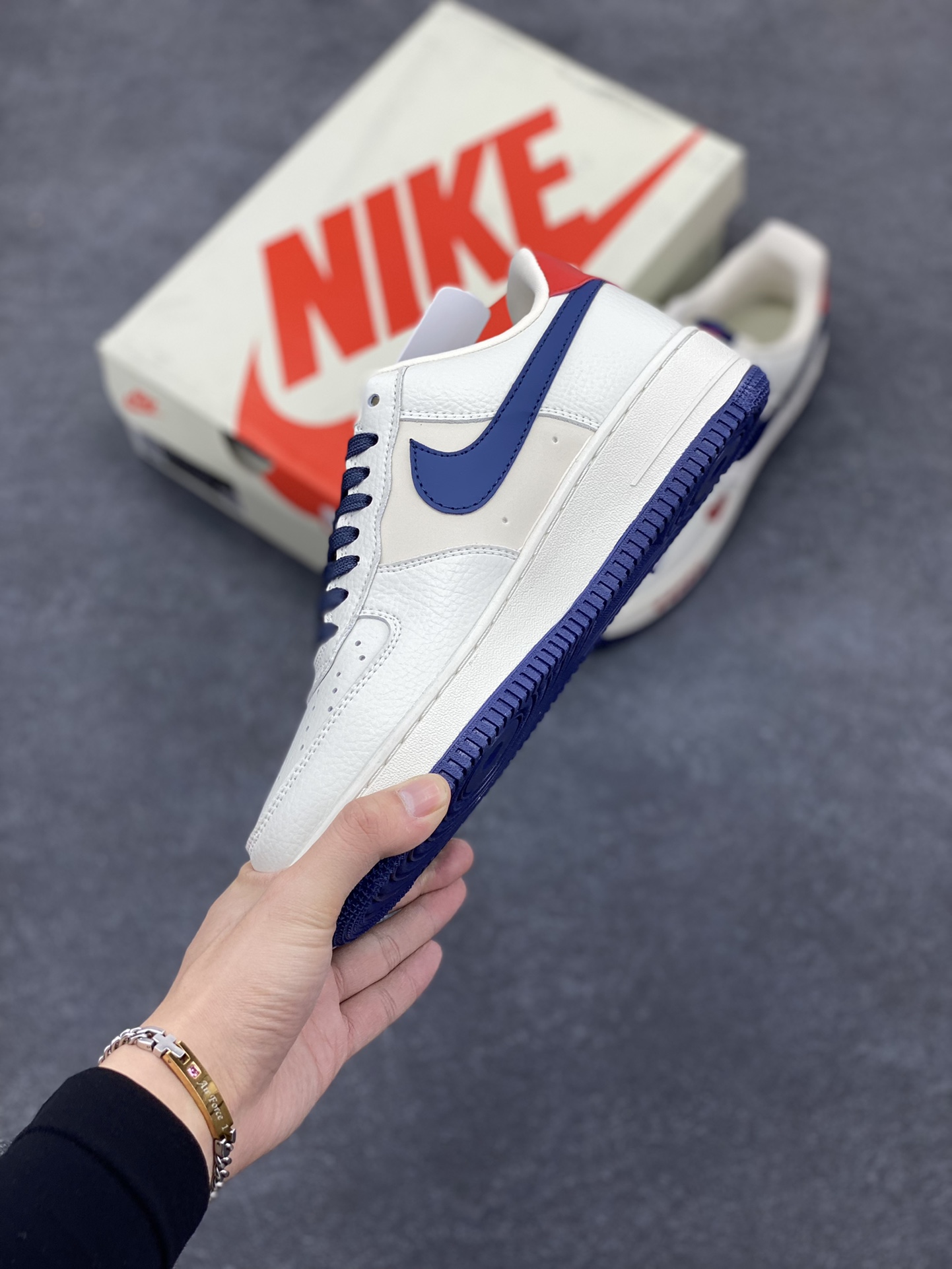 图片[3]-Nike Air Force 1 ’07 Low 空军一号低帮百搭休闲运动板鞋。柔软、弹性十足的缓震性能和出色的中底设计，横跨复古与现代的外型结合，造就出风靡全球三十多年的Force 1，直到今天还深受青睐 货号：KK1988-001 尺码：36 37.5 38 39 40 41 42 43 44 45-选品中心