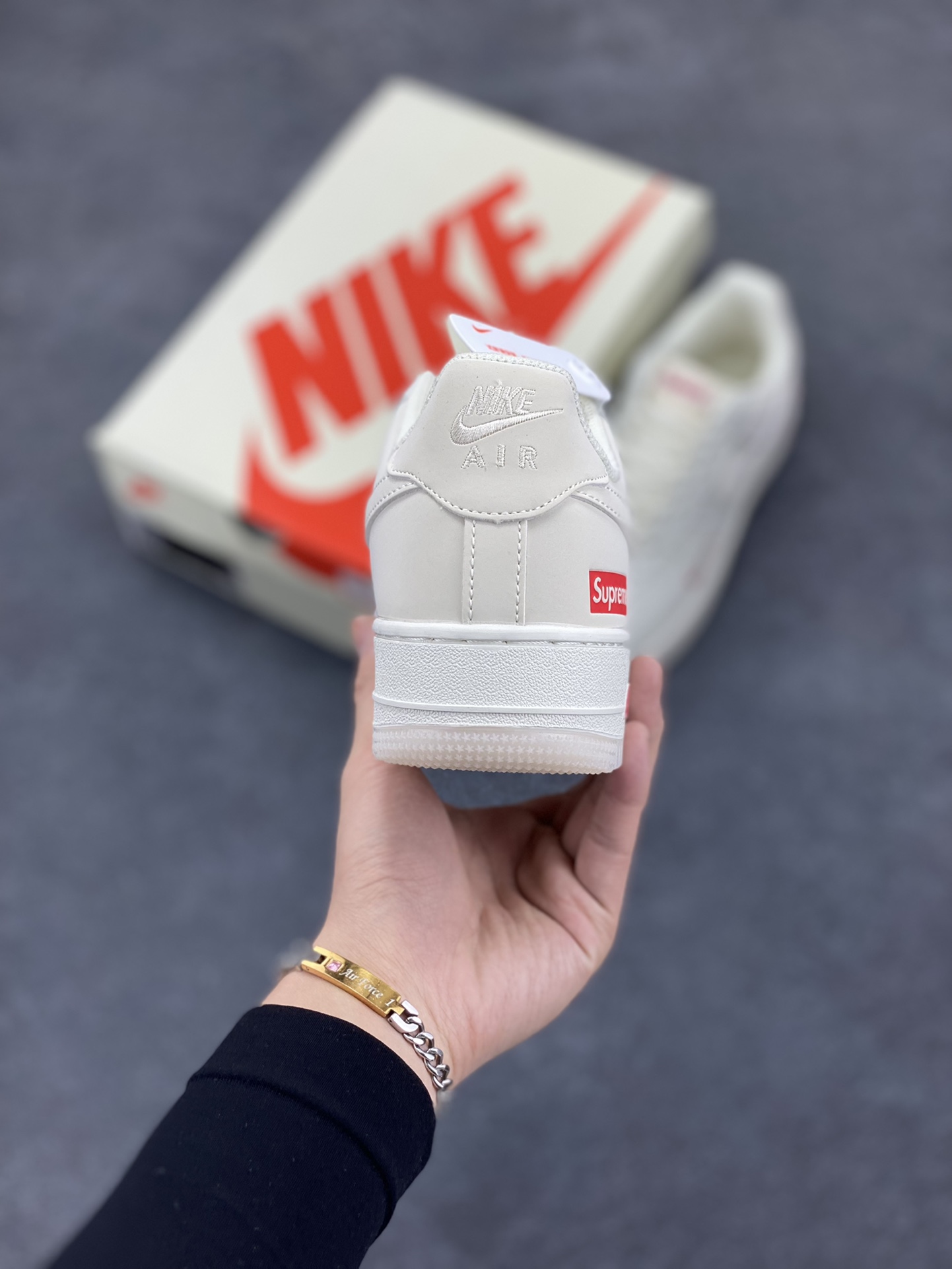 图片[4]-Nike Air Force 1 ’07 Low 空军一号低帮百搭休闲运动板鞋。柔软、弹性十足的缓震性能和出色的中底设计，横跨复古与现代的外型结合，造就出风靡全球三十多年的Force 1，直到今天还深受青睐 货号：BB7577-214 尺码：36 37.5 38 39 40 41 42 43 44 45-选品中心