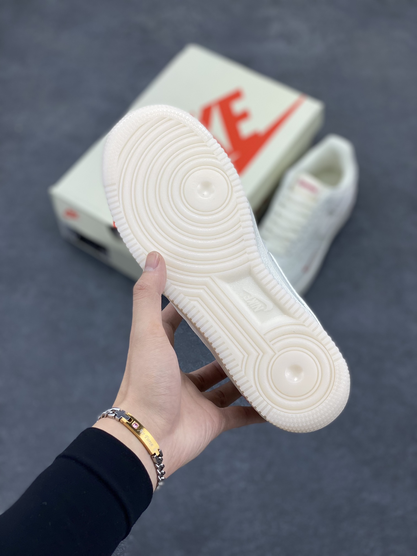 图片[5]-Nike Air Force 1 ’07 Low 空军一号低帮百搭休闲运动板鞋。柔软、弹性十足的缓震性能和出色的中底设计，横跨复古与现代的外型结合，造就出风靡全球三十多年的Force 1，直到今天还深受青睐 货号：BB7577-214 尺码：36 37.5 38 39 40 41 42 43 44 45-选品中心