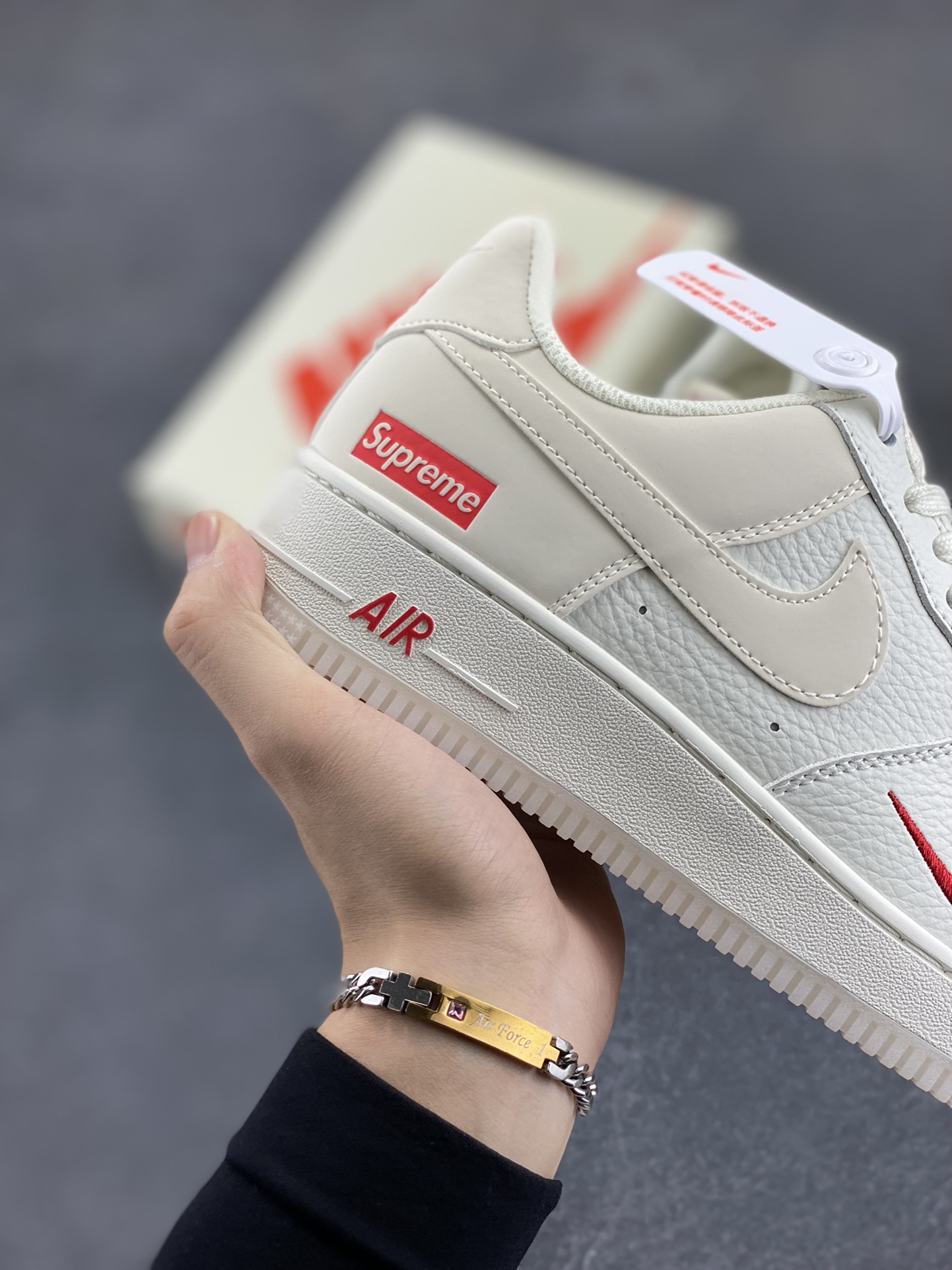 图片[6]-Nike Air Force 1 ’07 Low 空军一号低帮百搭休闲运动板鞋。柔软、弹性十足的缓震性能和出色的中底设计，横跨复古与现代的外型结合，造就出风靡全球三十多年的Force 1，直到今天还深受青睐 货号：BB7577-214 尺码：36 37.5 38 39 40 41 42 43 44 45-选品中心