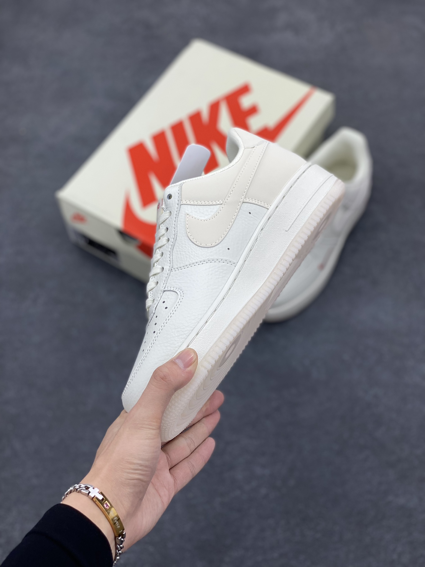 图片[3]-Nike Air Force 1 ’07 Low 空军一号低帮百搭休闲运动板鞋。柔软、弹性十足的缓震性能和出色的中底设计，横跨复古与现代的外型结合，造就出风靡全球三十多年的Force 1，直到今天还深受青睐 货号：BB7577-214 尺码：36 37.5 38 39 40 41 42 43 44 45-选品中心