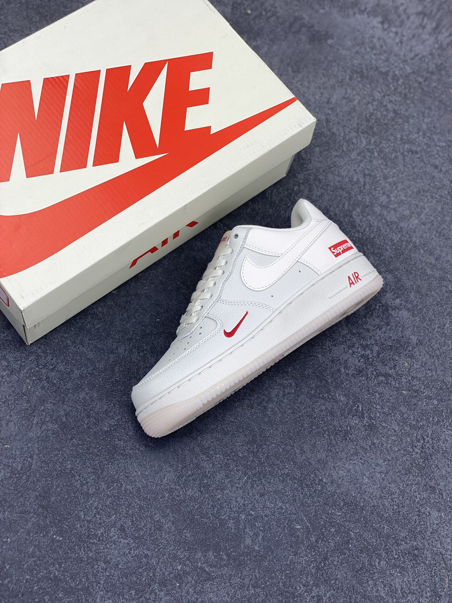 图片[7]-Nike Air Force 1 ’07 Low 空军一号低帮百搭休闲运动板鞋。柔软、弹性十足的缓震性能和出色的中底设计，横跨复古与现代的外型结合，造就出风靡全球三十多年的Force 1，直到今天还深受青睐 货号：BB7577-214 尺码：36 37.5 38 39 40 41 42 43 44 45-选品中心