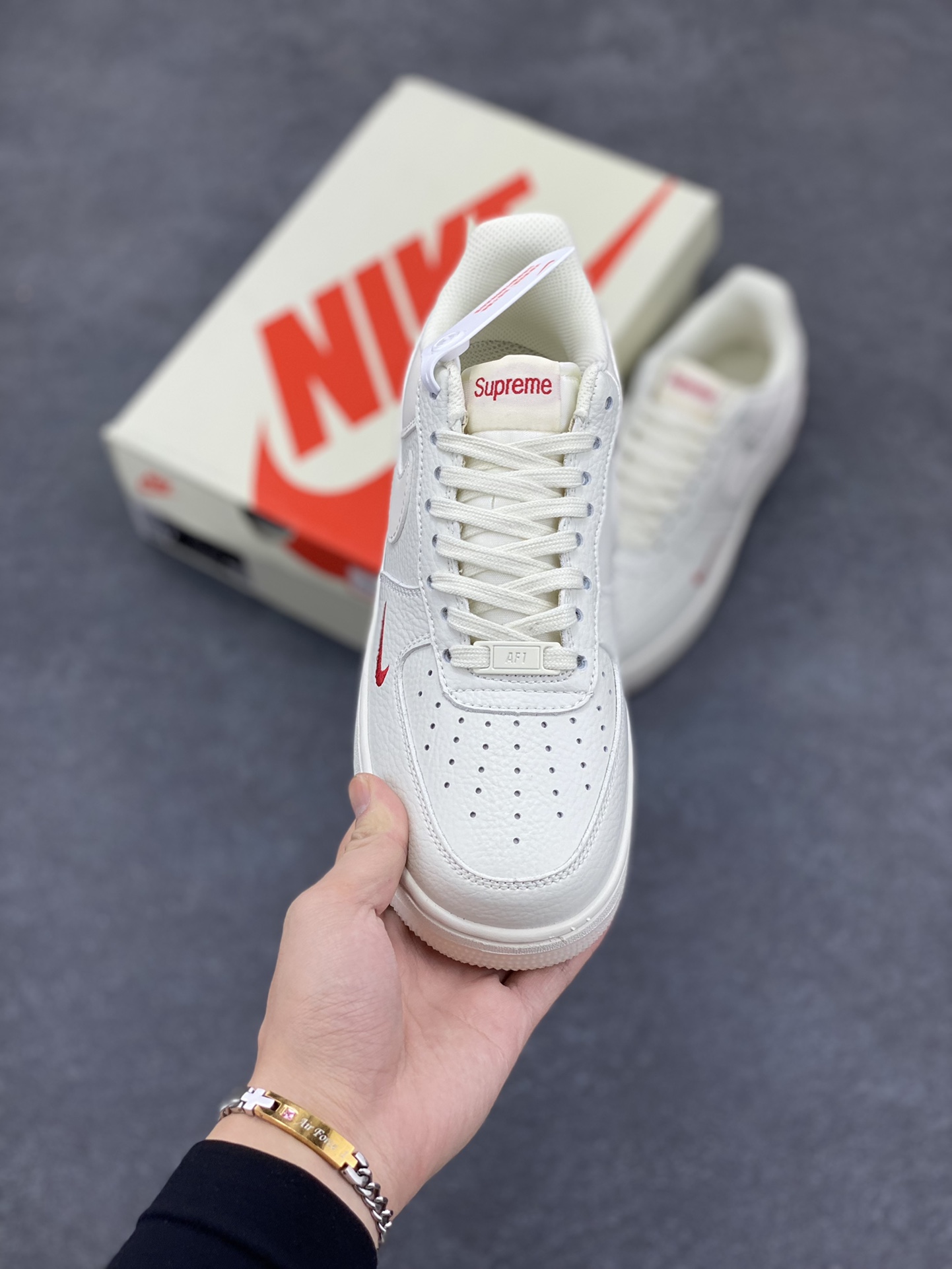 图片[2]-Nike Air Force 1 ’07 Low 空军一号低帮百搭休闲运动板鞋。柔软、弹性十足的缓震性能和出色的中底设计，横跨复古与现代的外型结合，造就出风靡全球三十多年的Force 1，直到今天还深受青睐 货号：BB7577-214 尺码：36 37.5 38 39 40 41 42 43 44 45-选品中心