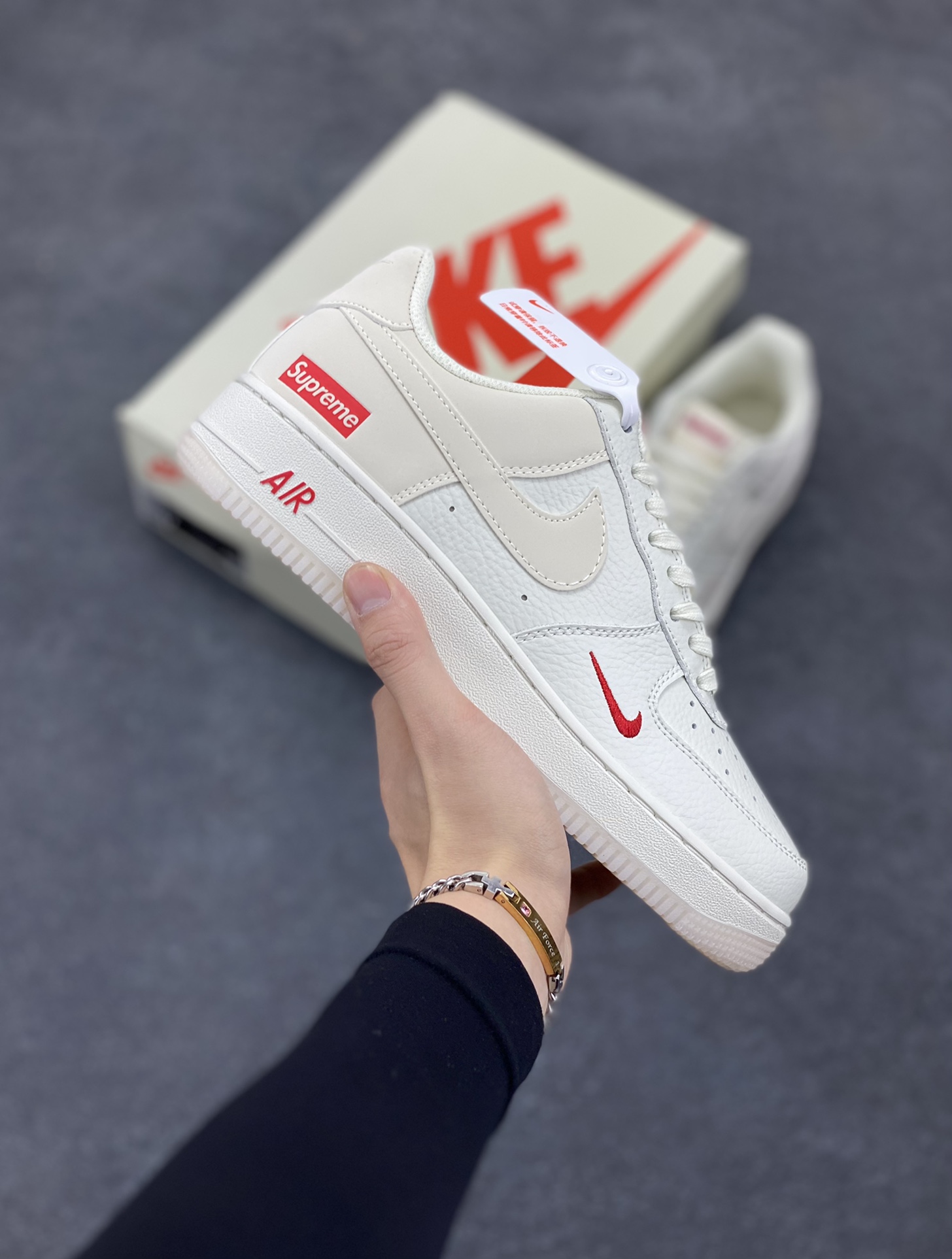 Nike Air Force 1 ’07 Low 空军一号低帮百搭休闲运动板鞋。柔软、弹性十足的缓震性能和出色的中底设计,横跨复古与现代的外型结合,造就出风靡全球三十多年的Force 1,直到今天还深受青睐 货号:BB7577-214 尺码:36 37.5 38 39 40 41 42 43 44 45-选品中心