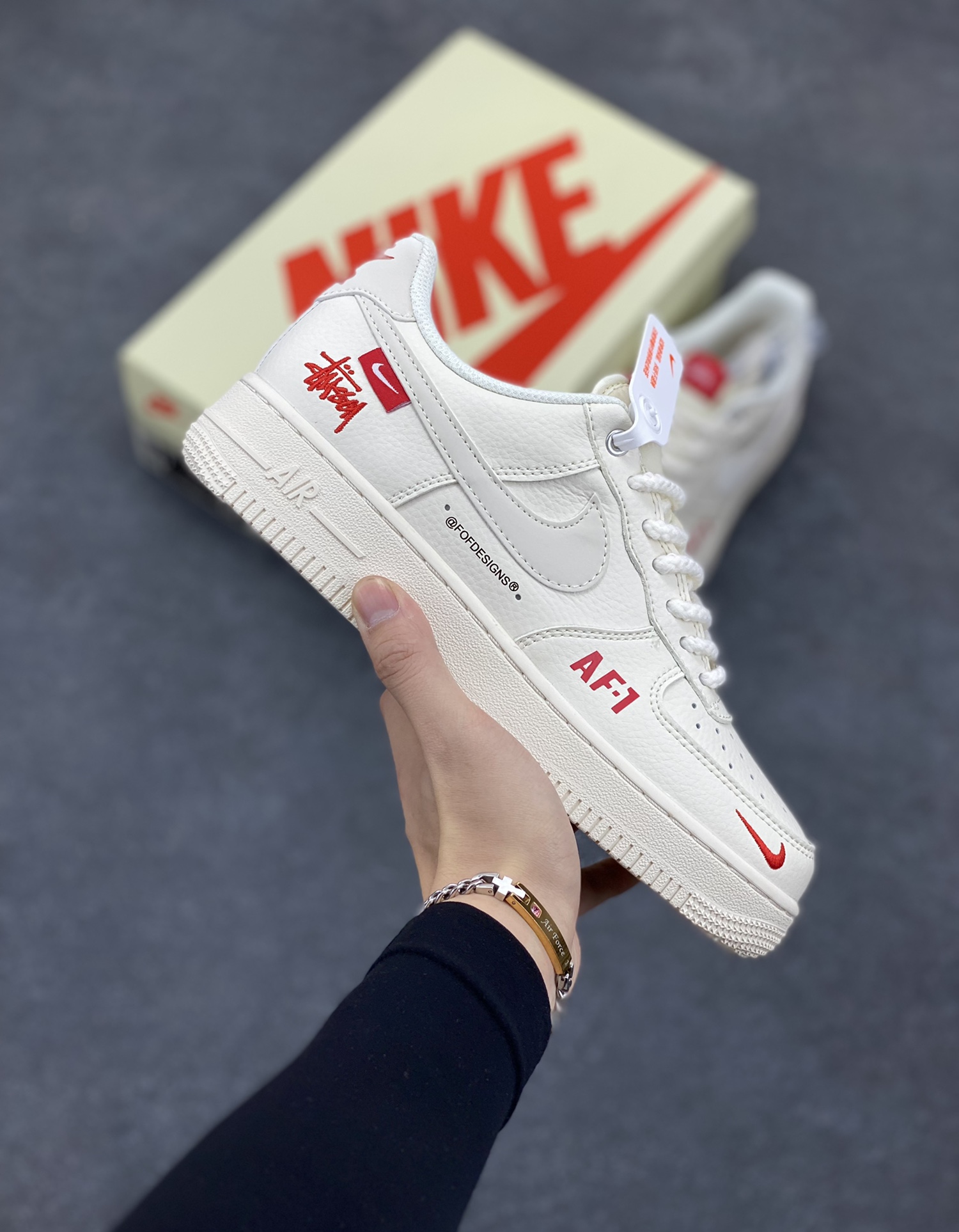 NIke Air Force 1 \'07 Low “斯图西联名--AF1米白红标”空军一号 低帮 运动鞋 休闲鞋 折边针车 工艺难度大 原楦头原纸板 原装鞋盒 定制五金配件 内置全掌气垫 原厂鞋底 货号：SJ6698-016 尺码：36 36.5 37.5 38 38.5 39 40 40.5 41 42 42.5 43 44 44.5 45-选品中心