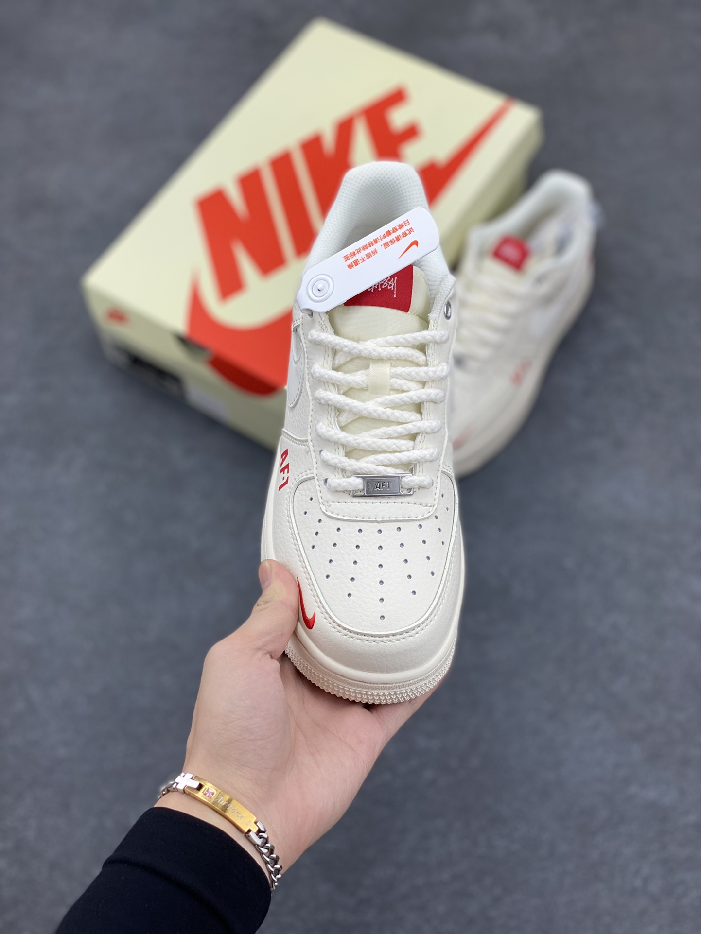 图片[2]-NIke Air Force 1 \’07 Low “斯图西联名–AF1米白红标”空军一号 低帮 运动鞋 休闲鞋 折边针车 工艺难度大 原楦头原纸板 原装鞋盒 定制五金配件 内置全掌气垫 原厂鞋底 货号：SJ6698-016 尺码：36 36.5 37.5 38 38.5 39 40 40.5 41 42 42.5 43 44 44.5 45-选品中心