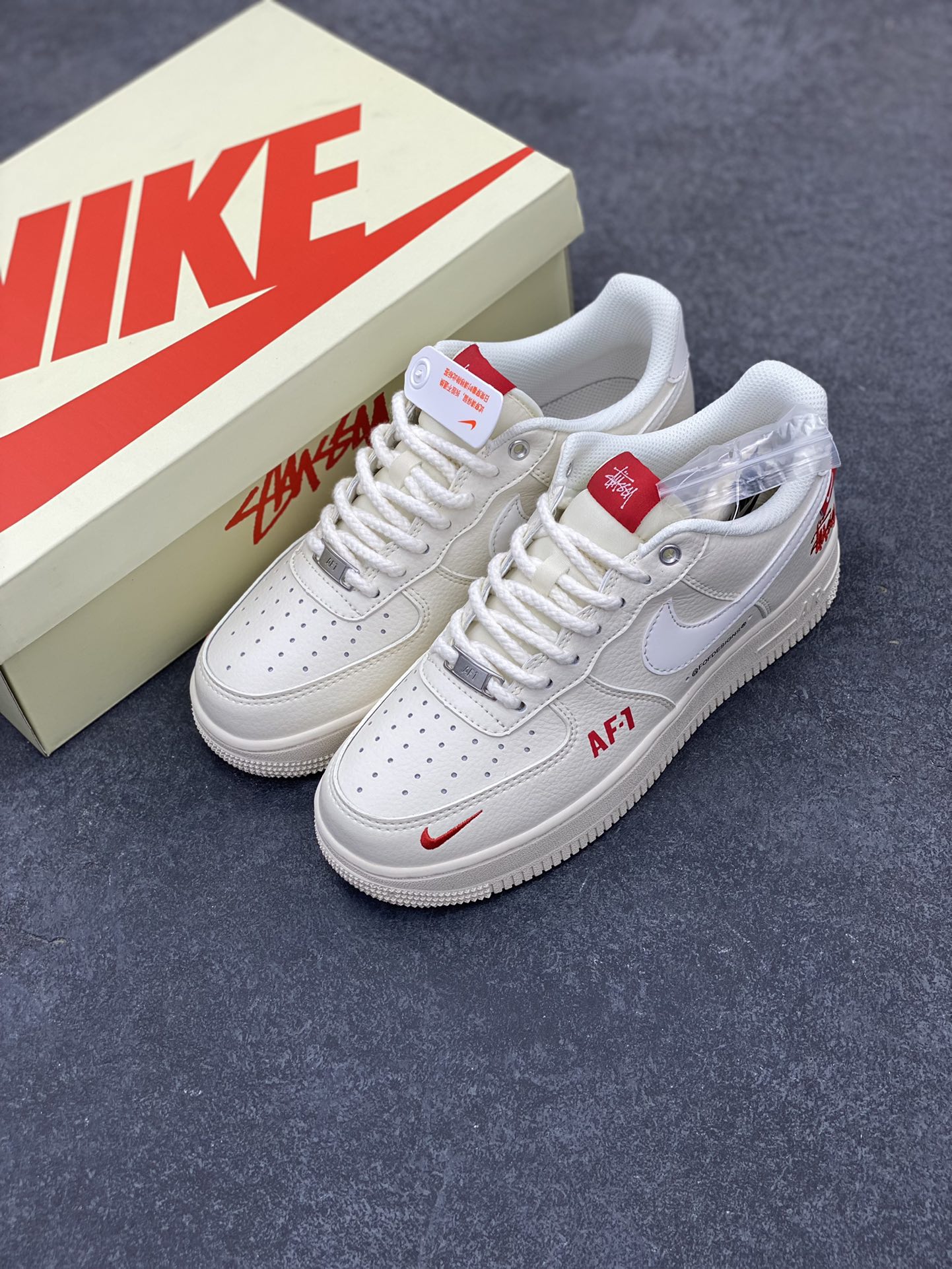 图片[8]-NIke Air Force 1 \’07 Low “斯图西联名–AF1米白红标”空军一号 低帮 运动鞋 休闲鞋 折边针车 工艺难度大 原楦头原纸板 原装鞋盒 定制五金配件 内置全掌气垫 原厂鞋底 货号：SJ6698-016 尺码：36 36.5 37.5 38 38.5 39 40 40.5 41 42 42.5 43 44 44.5 45-选品中心