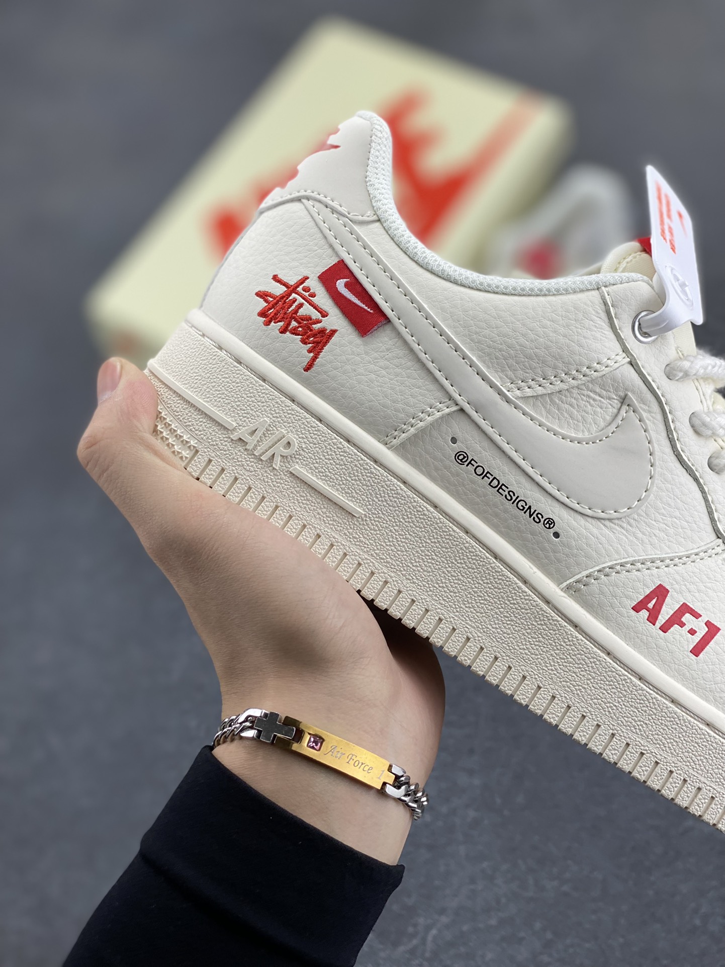 图片[6]-NIke Air Force 1 \’07 Low “斯图西联名–AF1米白红标”空军一号 低帮 运动鞋 休闲鞋 折边针车 工艺难度大 原楦头原纸板 原装鞋盒 定制五金配件 内置全掌气垫 原厂鞋底 货号：SJ6698-016 尺码：36 36.5 37.5 38 38.5 39 40 40.5 41 42 42.5 43 44 44.5 45-选品中心