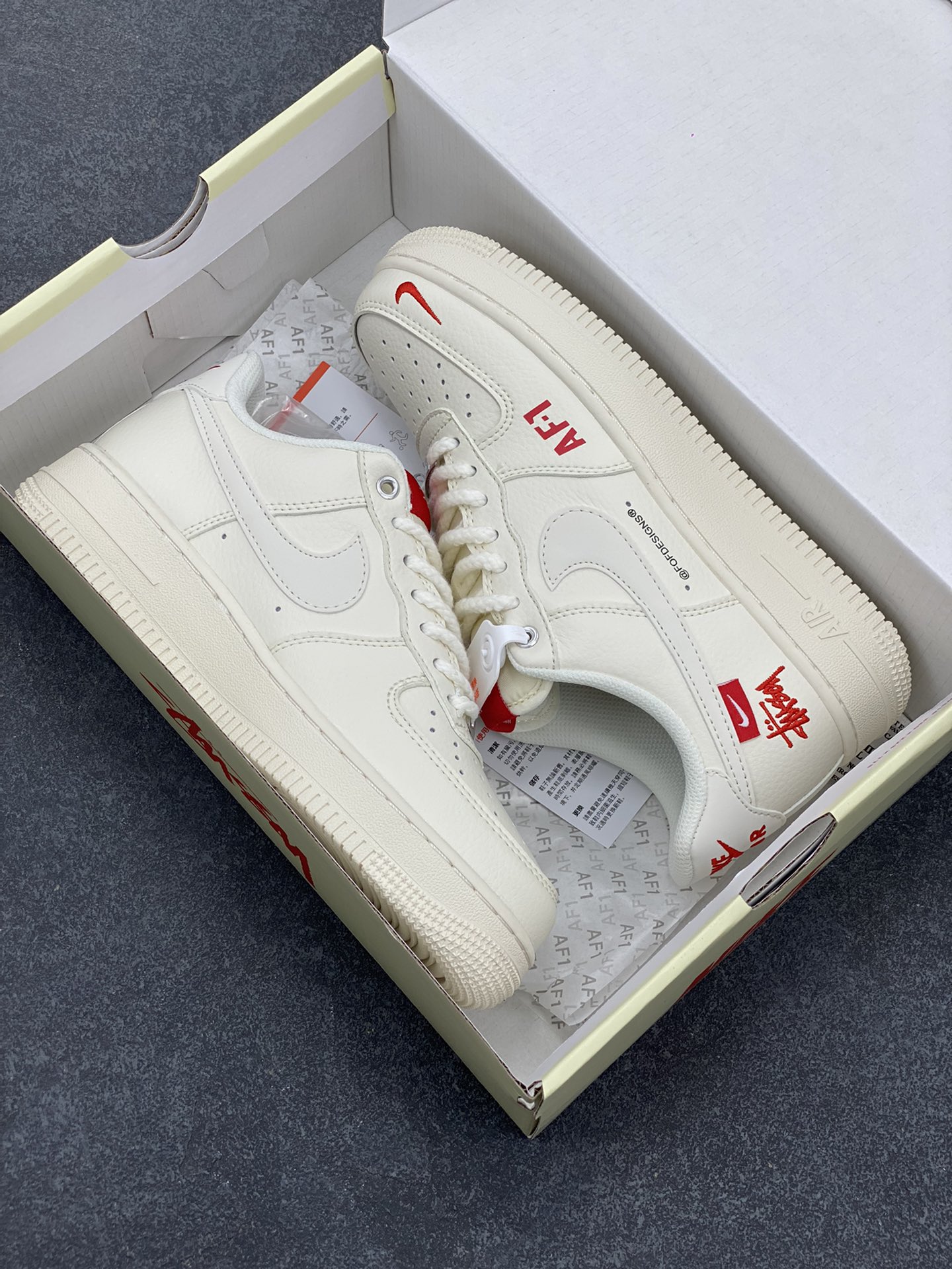 图片[9]-NIke Air Force 1 \’07 Low “斯图西联名–AF1米白红标”空军一号 低帮 运动鞋 休闲鞋 折边针车 工艺难度大 原楦头原纸板 原装鞋盒 定制五金配件 内置全掌气垫 原厂鞋底 货号：SJ6698-016 尺码：36 36.5 37.5 38 38.5 39 40 40.5 41 42 42.5 43 44 44.5 45-选品中心