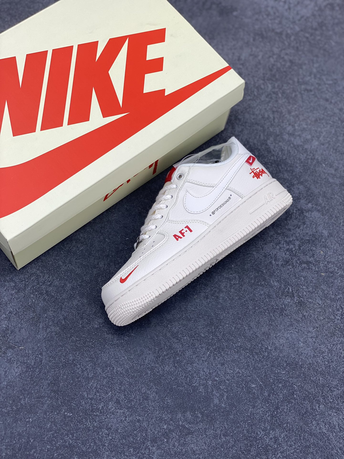 图片[7]-NIke Air Force 1 \’07 Low “斯图西联名–AF1米白红标”空军一号 低帮 运动鞋 休闲鞋 折边针车 工艺难度大 原楦头原纸板 原装鞋盒 定制五金配件 内置全掌气垫 原厂鞋底 货号：SJ6698-016 尺码：36 36.5 37.5 38 38.5 39 40 40.5 41 42 42.5 43 44 44.5 45-选品中心