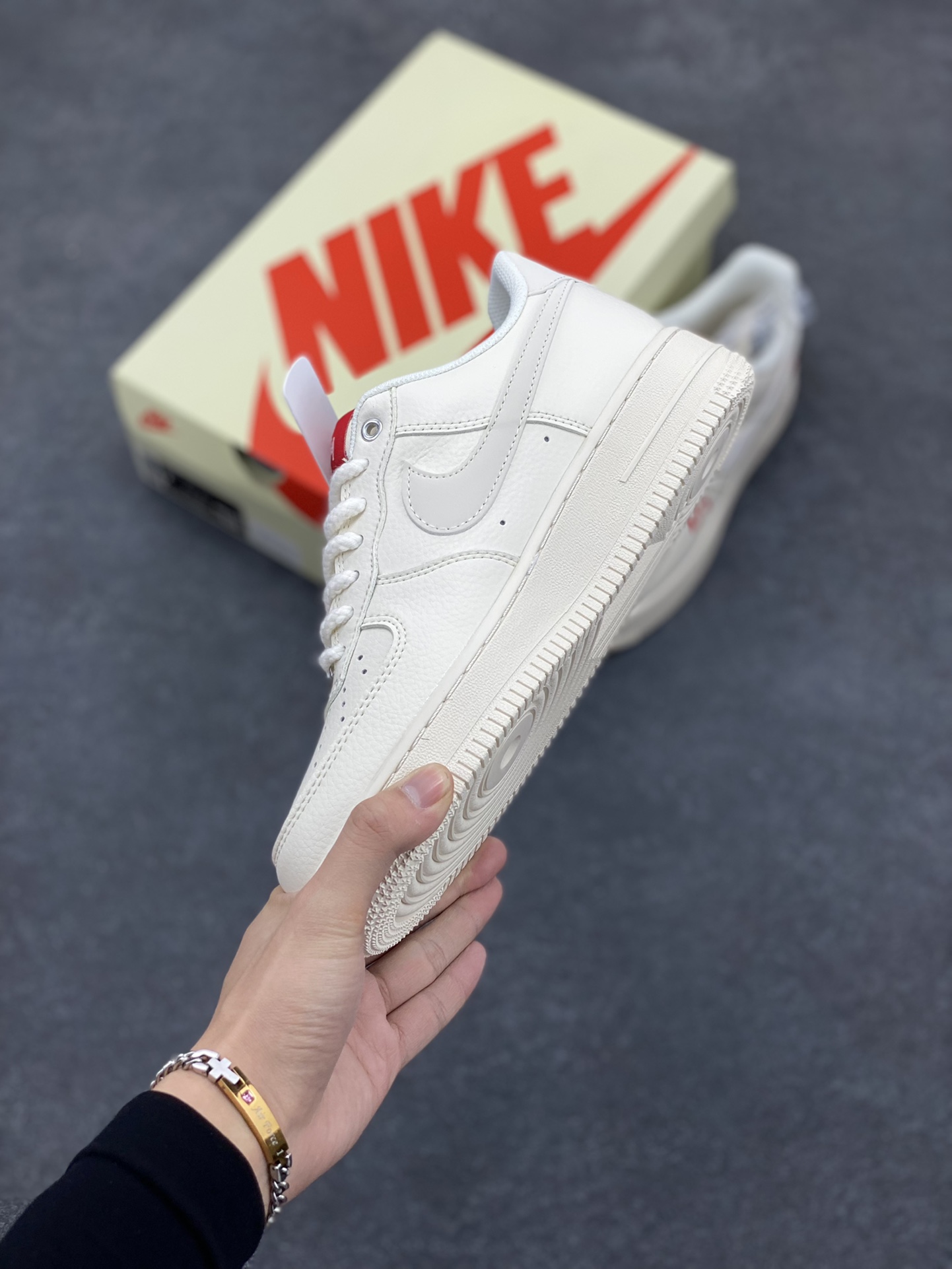 图片[3]-NIke Air Force 1 \’07 Low “斯图西联名–AF1米白红标”空军一号 低帮 运动鞋 休闲鞋 折边针车 工艺难度大 原楦头原纸板 原装鞋盒 定制五金配件 内置全掌气垫 原厂鞋底 货号：SJ6698-016 尺码：36 36.5 37.5 38 38.5 39 40 40.5 41 42 42.5 43 44 44.5 45-选品中心