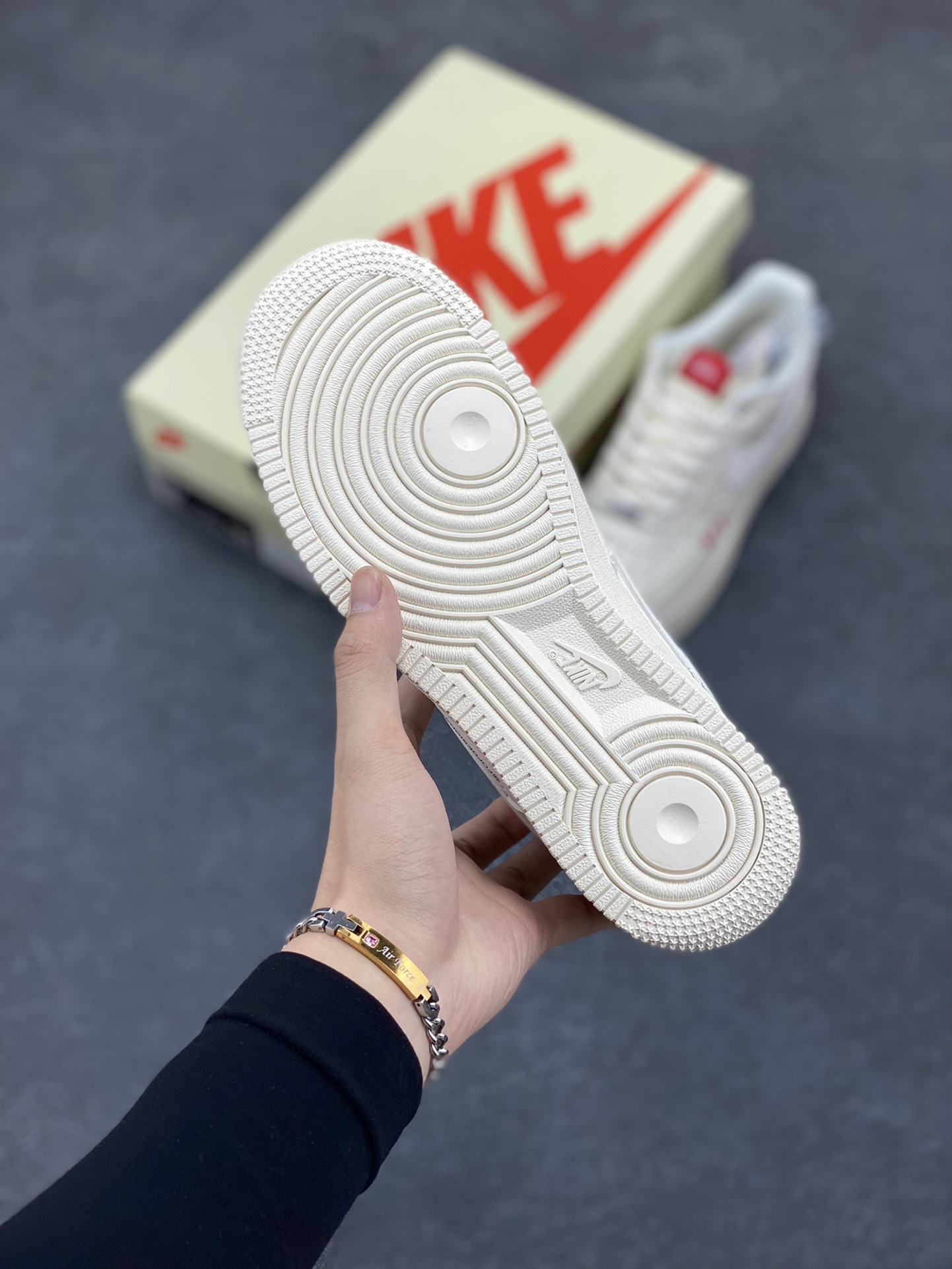 图片[5]-NIke Air Force 1 \’07 Low “斯图西联名–AF1米白红标”空军一号 低帮 运动鞋 休闲鞋 折边针车 工艺难度大 原楦头原纸板 原装鞋盒 定制五金配件 内置全掌气垫 原厂鞋底 货号：SJ6698-016 尺码：36 36.5 37.5 38 38.5 39 40 40.5 41 42 42.5 43 44 44.5 45-选品中心