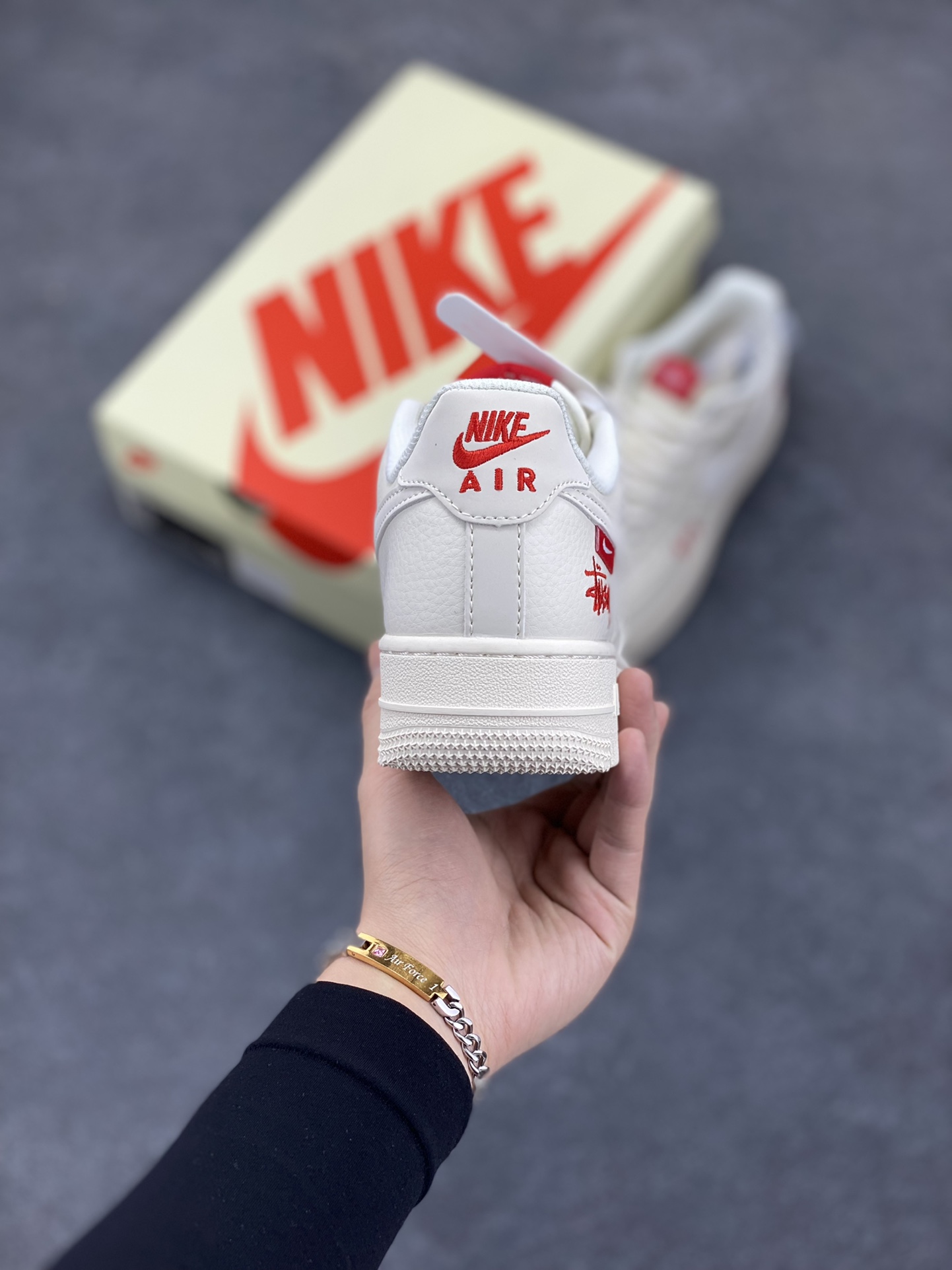 图片[4]-NIke Air Force 1 \’07 Low “斯图西联名–AF1米白红标”空军一号 低帮 运动鞋 休闲鞋 折边针车 工艺难度大 原楦头原纸板 原装鞋盒 定制五金配件 内置全掌气垫 原厂鞋底 货号：SJ6698-016 尺码：36 36.5 37.5 38 38.5 39 40 40.5 41 42 42.5 43 44 44.5 45-选品中心