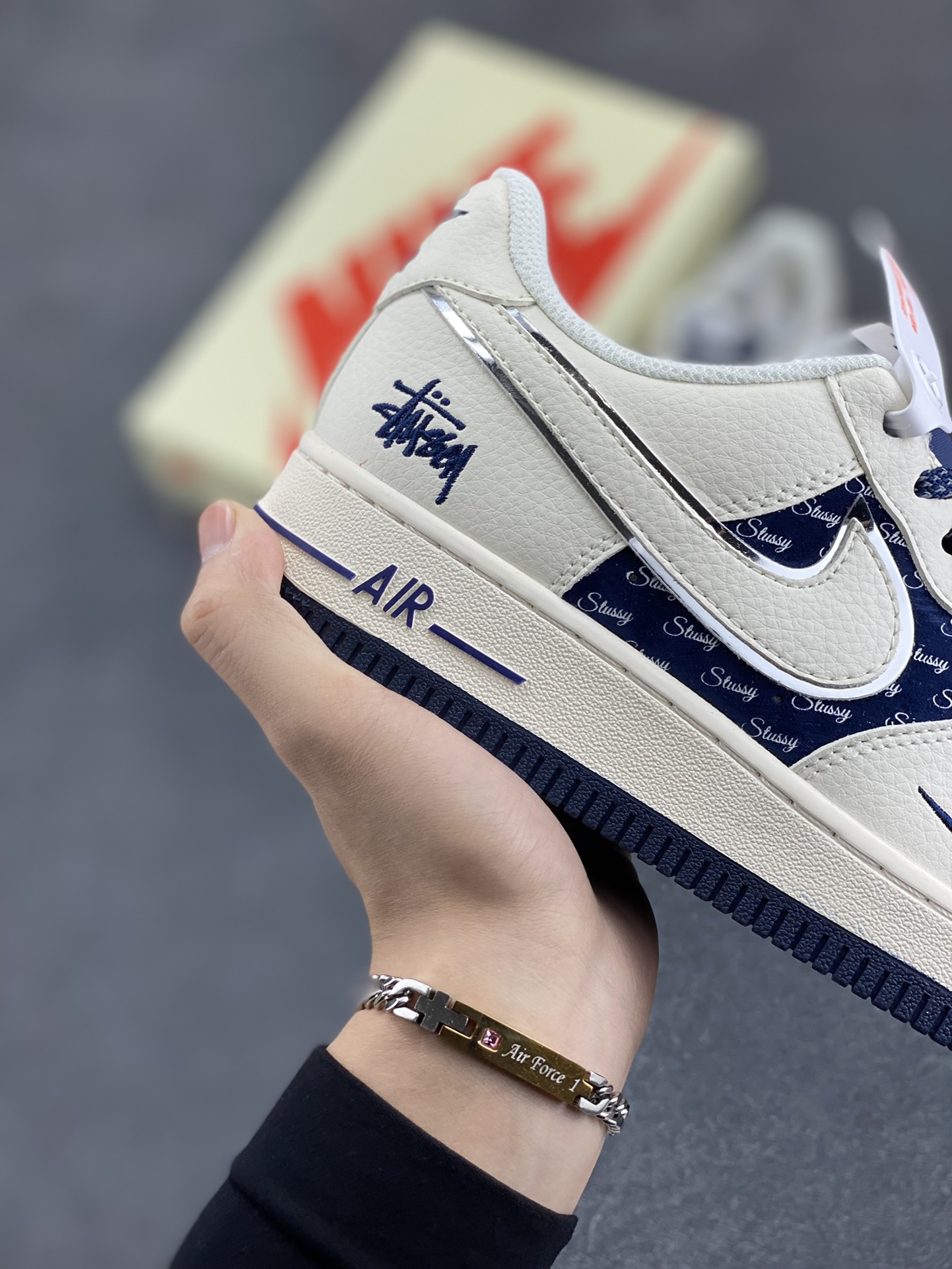 图片[6]-NIke Air Force 1 \’07 Low “斯图西联名–米白蓝英文”空军一号 低帮 运动鞋 休闲鞋 折边针车 工艺难度大 原楦头原纸板 原装鞋盒 定制五金配件 内置全掌气垫 原厂鞋底 货号：XZ6188-728 尺码：36 36.5 37.5 38 38.5 39 40 40.5 41 42 42.5 43 44 44.5 45-选品中心