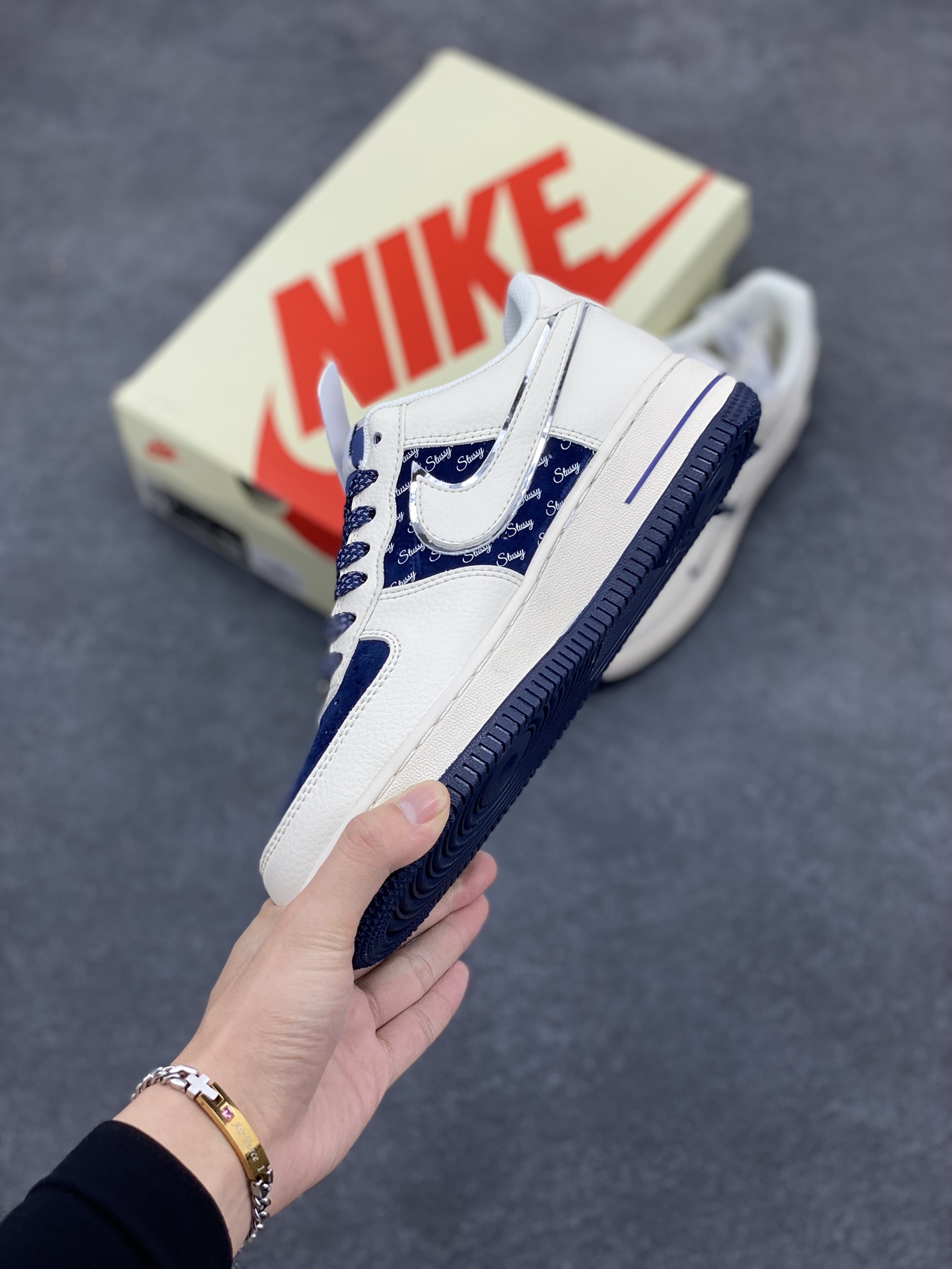 图片[3]-NIke Air Force 1 \’07 Low “斯图西联名–米白蓝英文”空军一号 低帮 运动鞋 休闲鞋 折边针车 工艺难度大 原楦头原纸板 原装鞋盒 定制五金配件 内置全掌气垫 原厂鞋底 货号：XZ6188-728 尺码：36 36.5 37.5 38 38.5 39 40 40.5 41 42 42.5 43 44 44.5 45-选品中心