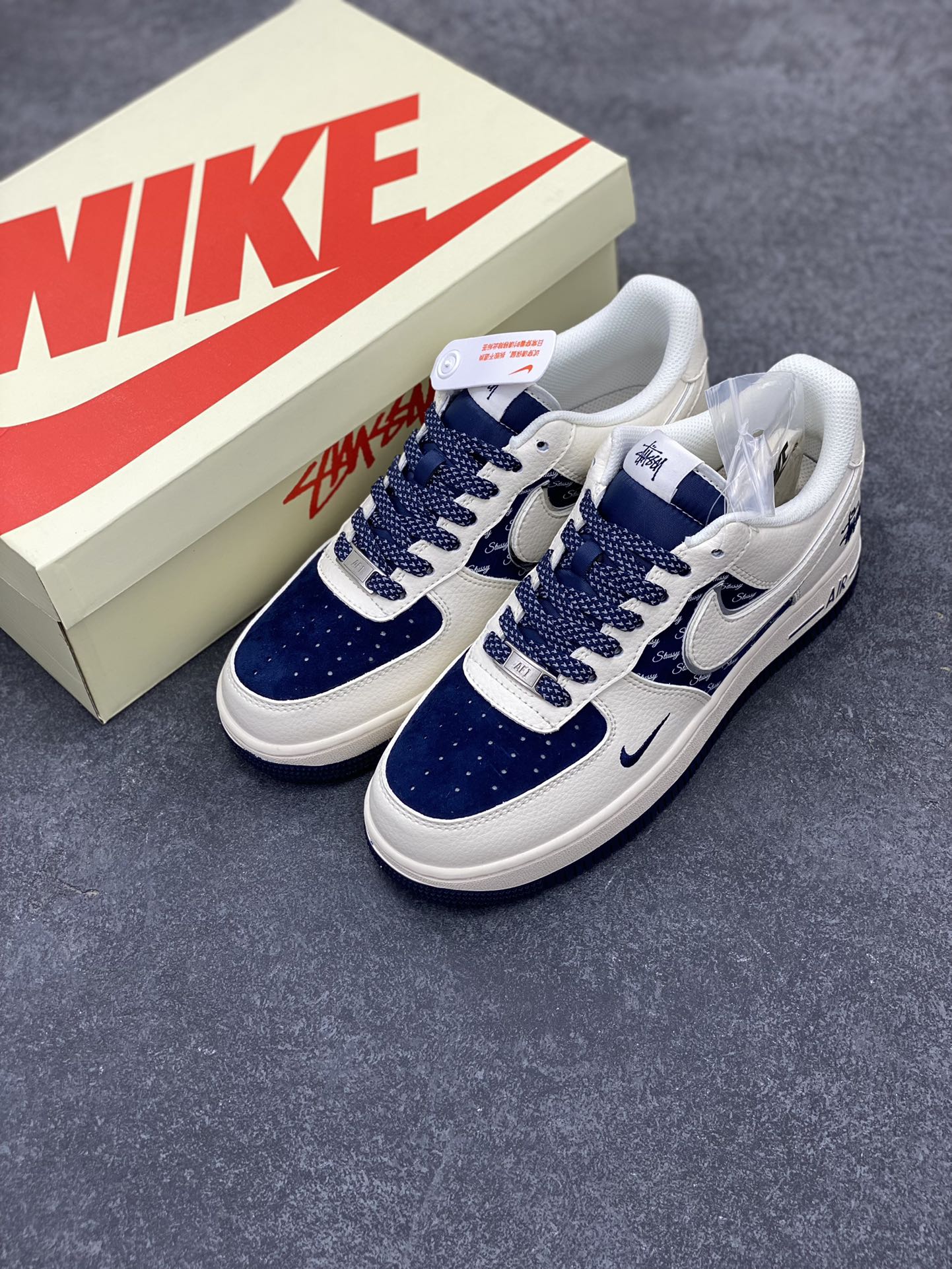 图片[8]-NIke Air Force 1 \’07 Low “斯图西联名–米白蓝英文”空军一号 低帮 运动鞋 休闲鞋 折边针车 工艺难度大 原楦头原纸板 原装鞋盒 定制五金配件 内置全掌气垫 原厂鞋底 货号：XZ6188-728 尺码：36 36.5 37.5 38 38.5 39 40 40.5 41 42 42.5 43 44 44.5 45-选品中心