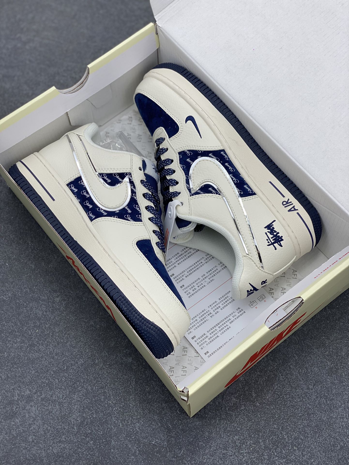 图片[9]-NIke Air Force 1 \’07 Low “斯图西联名–米白蓝英文”空军一号 低帮 运动鞋 休闲鞋 折边针车 工艺难度大 原楦头原纸板 原装鞋盒 定制五金配件 内置全掌气垫 原厂鞋底 货号：XZ6188-728 尺码：36 36.5 37.5 38 38.5 39 40 40.5 41 42 42.5 43 44 44.5 45-选品中心