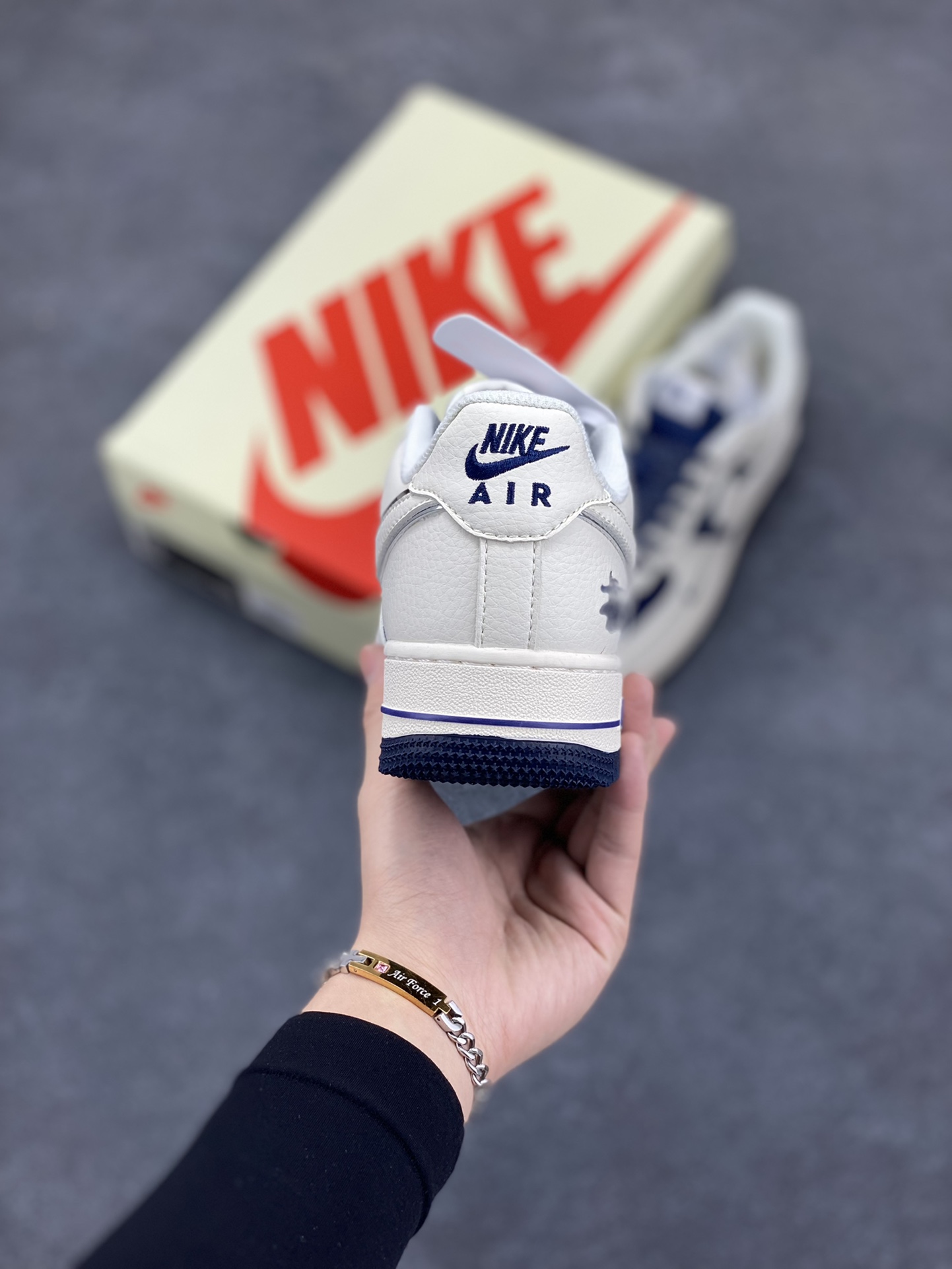 图片[4]-NIke Air Force 1 \’07 Low “斯图西联名–米白蓝英文”空军一号 低帮 运动鞋 休闲鞋 折边针车 工艺难度大 原楦头原纸板 原装鞋盒 定制五金配件 内置全掌气垫 原厂鞋底 货号：XZ6188-728 尺码：36 36.5 37.5 38 38.5 39 40 40.5 41 42 42.5 43 44 44.5 45-选品中心