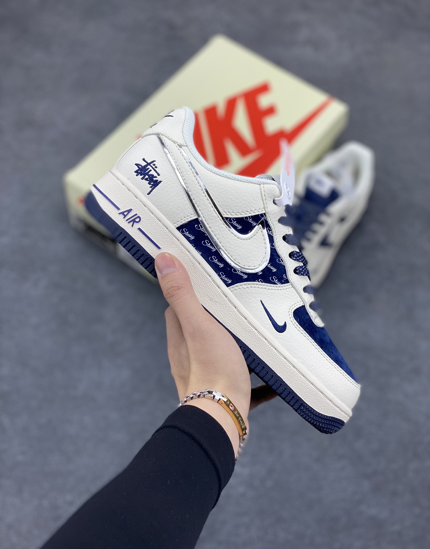 NIke Air Force 1 \'07 Low “斯图西联名--米白蓝英文”空军一号 低帮 运动鞋 休闲鞋 折边针车 工艺难度大 原楦头原纸板 原装鞋盒 定制五金配件 内置全掌气垫 原厂鞋底 货号：XZ6188-728 尺码：36 36.5 37.5 38 38.5 39 40 40.5 41 42 42.5 43 44 44.5 45-选品中心