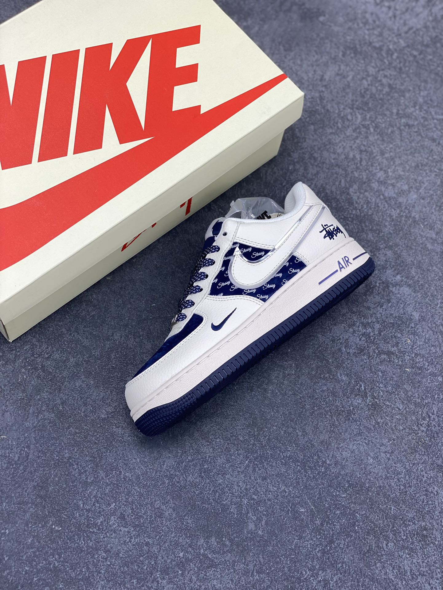 图片[7]-NIke Air Force 1 \’07 Low “斯图西联名–米白蓝英文”空军一号 低帮 运动鞋 休闲鞋 折边针车 工艺难度大 原楦头原纸板 原装鞋盒 定制五金配件 内置全掌气垫 原厂鞋底 货号：XZ6188-728 尺码：36 36.5 37.5 38 38.5 39 40 40.5 41 42 42.5 43 44 44.5 45-选品中心