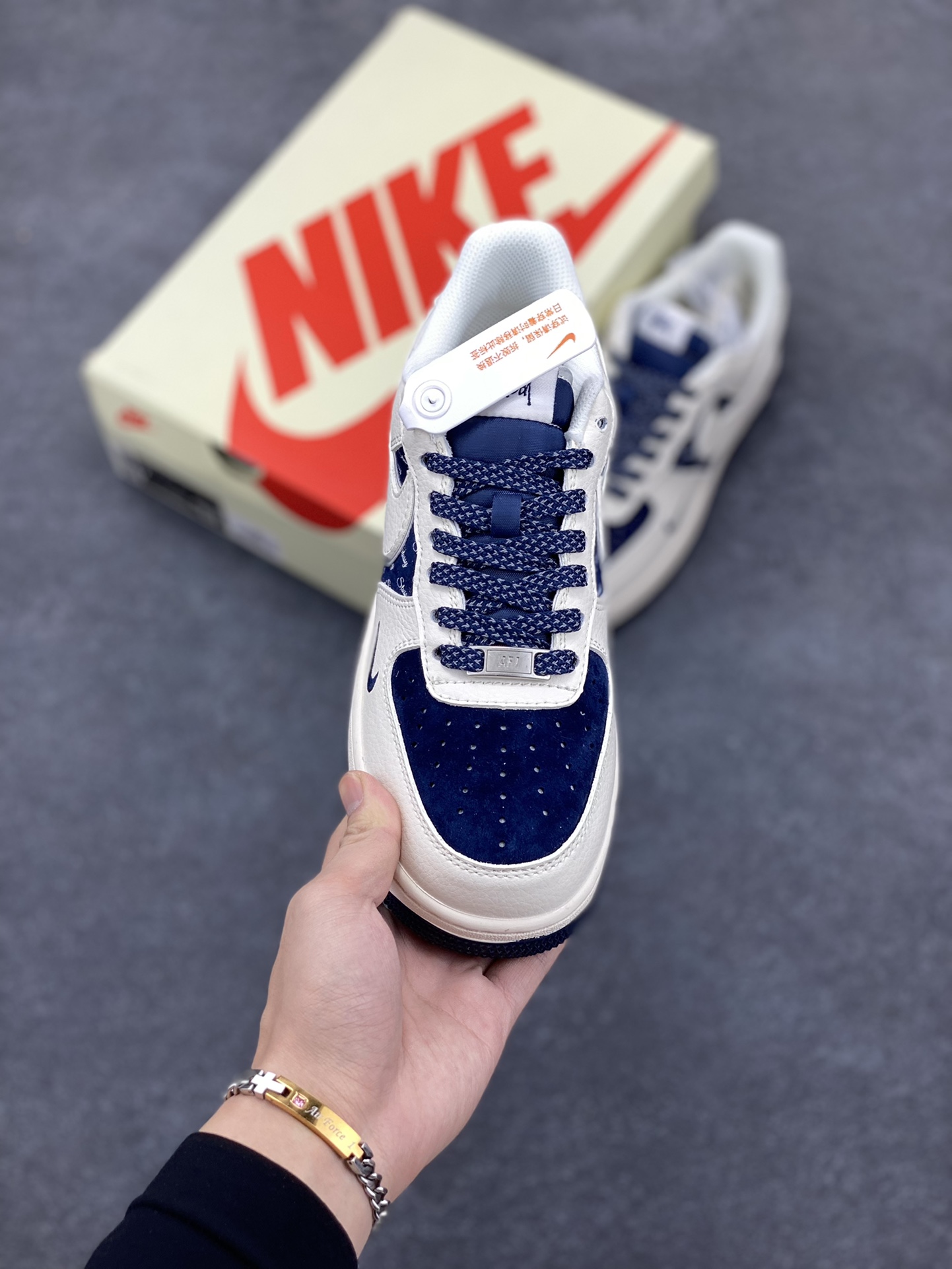 图片[2]-NIke Air Force 1 \’07 Low “斯图西联名–米白蓝英文”空军一号 低帮 运动鞋 休闲鞋 折边针车 工艺难度大 原楦头原纸板 原装鞋盒 定制五金配件 内置全掌气垫 原厂鞋底 货号：XZ6188-728 尺码：36 36.5 37.5 38 38.5 39 40 40.5 41 42 42.5 43 44 44.5 45-选品中心