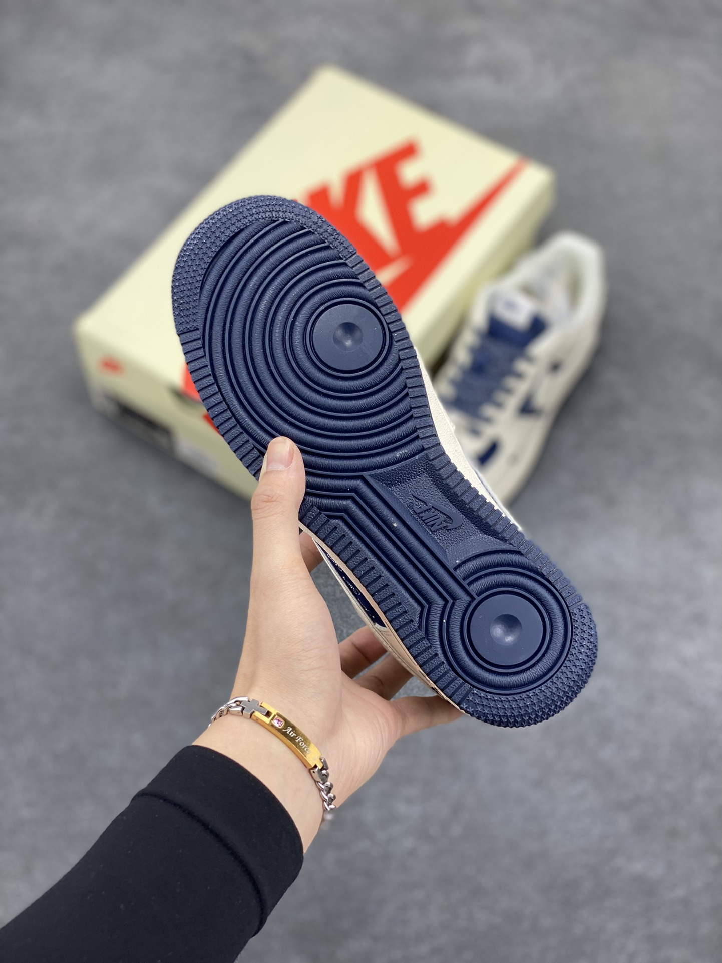 图片[5]-NIke Air Force 1 \’07 Low “斯图西联名–米白蓝英文”空军一号 低帮 运动鞋 休闲鞋 折边针车 工艺难度大 原楦头原纸板 原装鞋盒 定制五金配件 内置全掌气垫 原厂鞋底 货号：XZ6188-728 尺码：36 36.5 37.5 38 38.5 39 40 40.5 41 42 42.5 43 44 44.5 45-选品中心