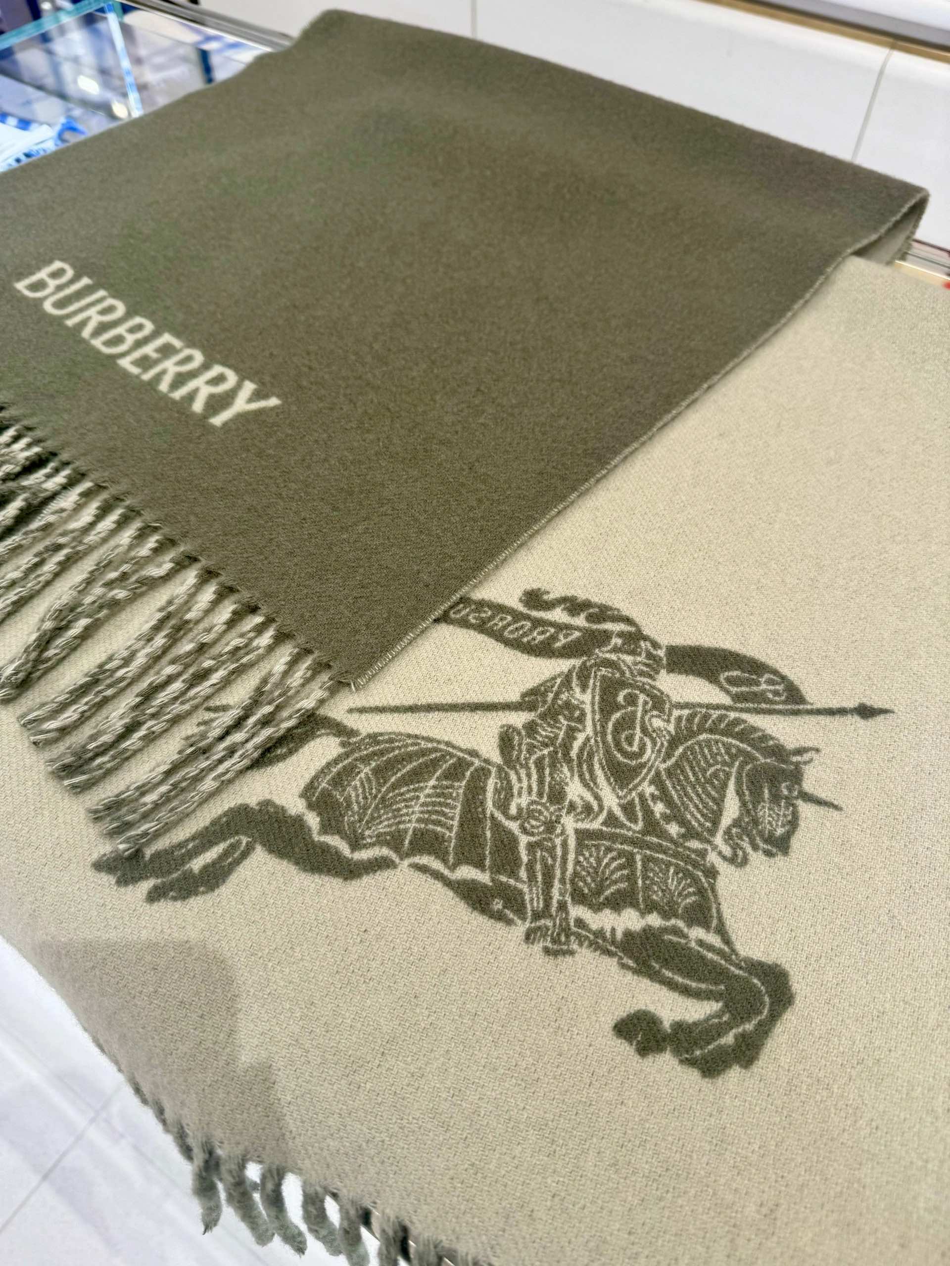 High-Quality Wool Scarf by BURBERRY: Classic Design for Winter Elegance - 图片 8