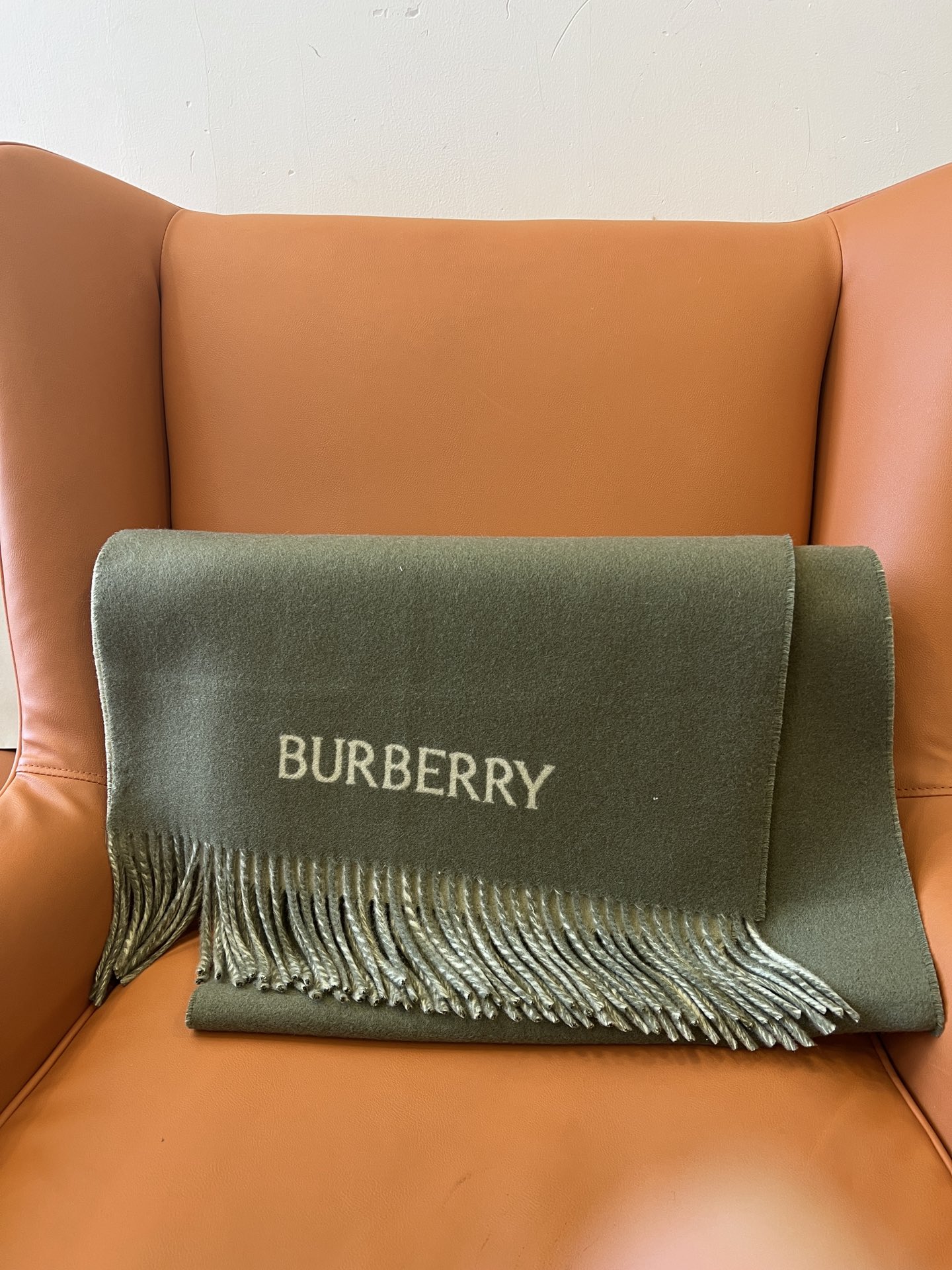 High-Quality Wool Scarf by BURBERRY: Classic Design for Winter Elegance - 图片 9