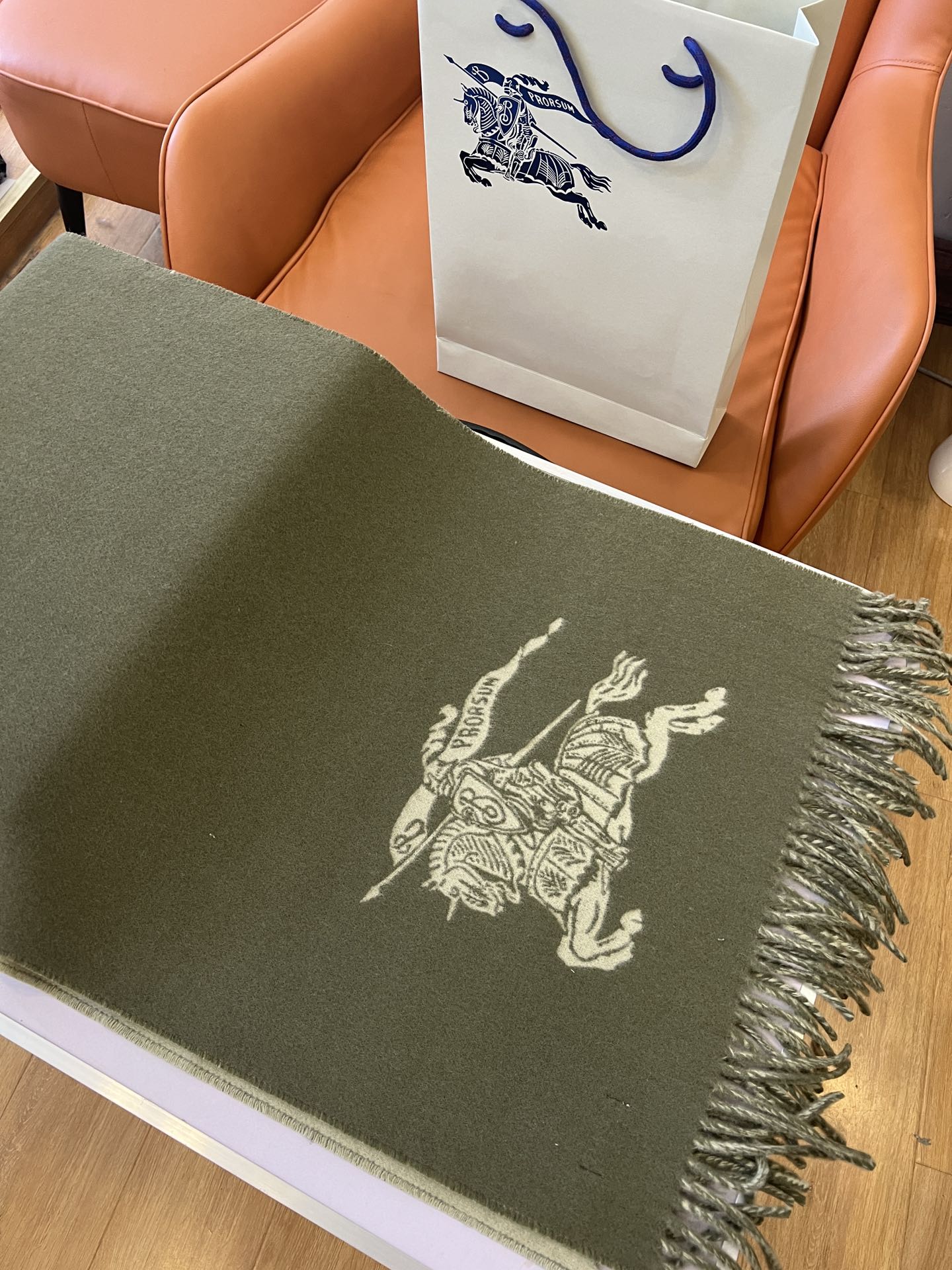 High-Quality Wool Scarf by BURBERRY: Classic Design for Winter Elegance - 图片 5