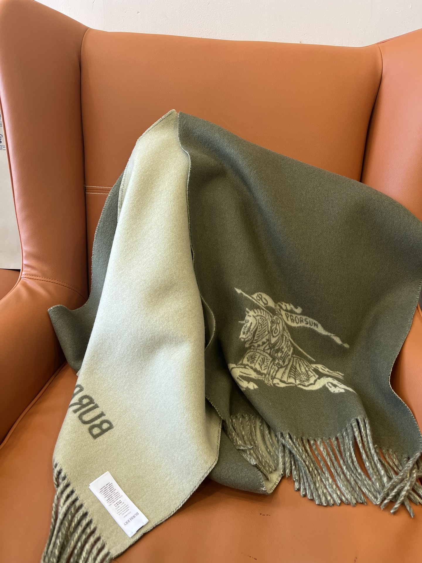 High-Quality Wool Scarf by BURBERRY: Classic Design for Winter Elegance - 图片 3