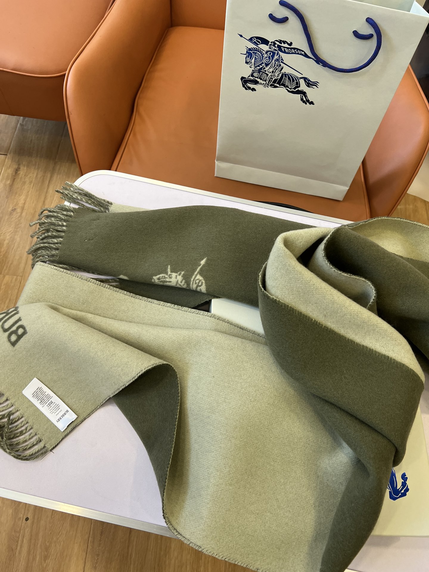 High-Quality Wool Scarf by BURBERRY: Classic Design for Winter Elegance - 图片 4