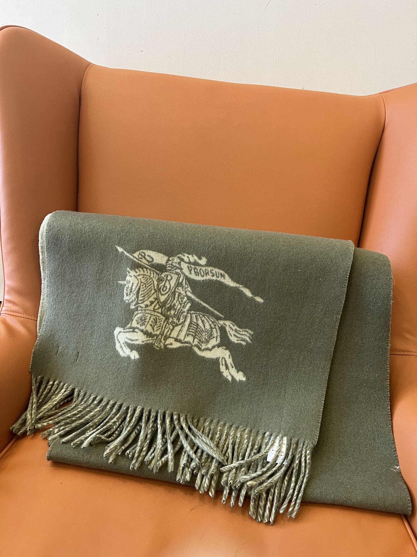 High-Quality Wool Scarf by BURBERRY: Classic Design for Winter Elegance