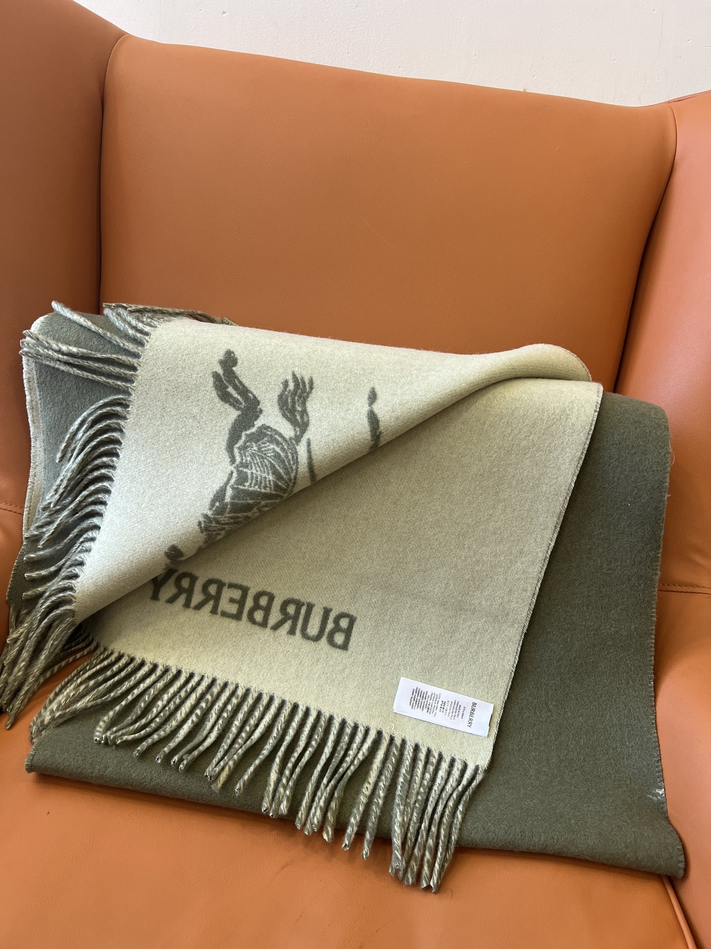High-Quality Wool Scarf by BURBERRY: Classic Design for Winter Elegance - 图片 2